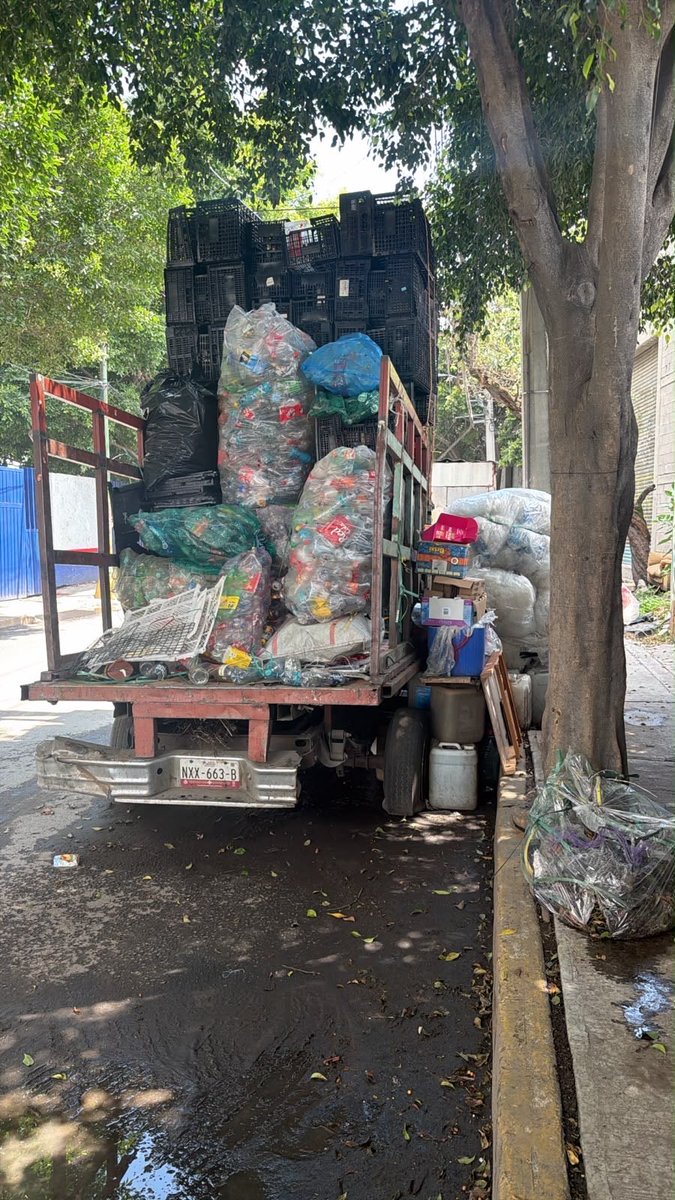 ALEIDAALAVEZ's tweet photo. La liberación de espacios en la vía pública es fundamental para mejorar la seguridad y en eso trabajamos todos los días; ayer estuvimos en el Barrio San Miguel 
retirando vehículos chatarra y una gran cantidad de basura, la aliada perfecta de las inundaciones en temporada de lluvias.
Y así andamos cada día, trabajando por y para #Iztapalapa.