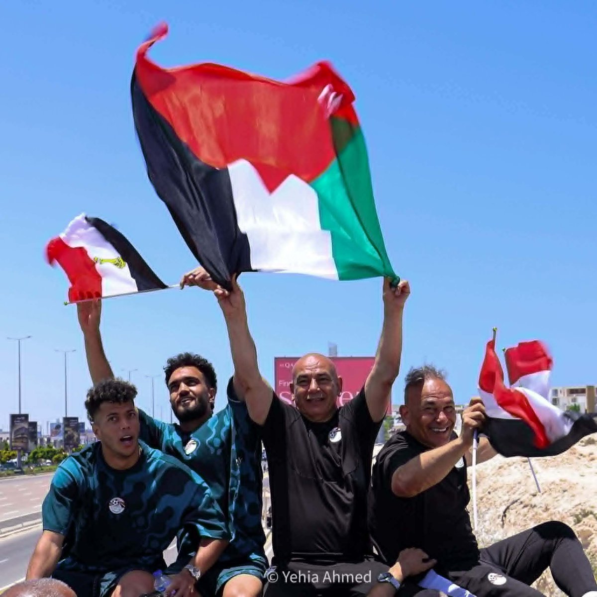 yaseenizeddeen's tweet photo. المدرب حسام حسن لحظة وصوله إلى مصر وعلم فلسطين مرفرفًا عاليًا.

وليمت العملاء وأسيادهم بغيظهم.

ياسين عز الدين https://t.co/efDSpO2REk