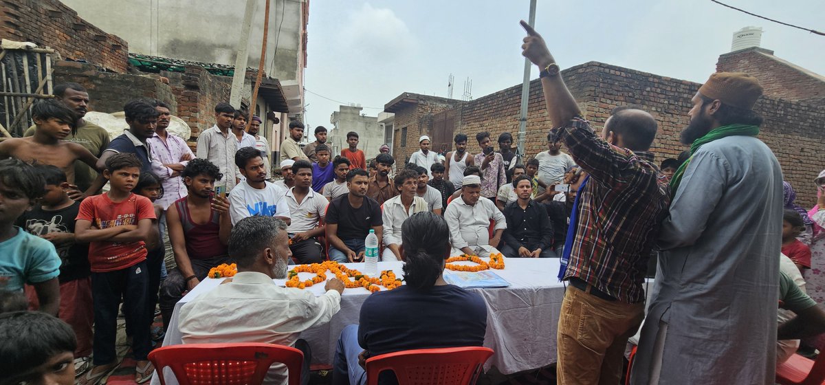 MONUJATAVSHAB1's tweet photo. भोजपुर स्थित बिहारीपुरम कॉलोनी, अलीगढ़ में आज आजाद समाज पार्टी (कांशीराम) की बैठक में मुस्लिम समाज सहित स्थानीय नागरिकों से संवाद किया। संविधान आधारित शासन, समान अधिकार और सामाजिक न्याय का संकल्प दोहराया।

बिहारीपुरम की टूटी सड़कें, जलभराव और बदहाल व्यवस्था विकास के दावों की पोल खोल रही हैं। जनता अब केवल वादे नहीं, ज़मीन पर काम चाहती है।

2027 का संकल्प — संविधान, सम्मान और समान अधिकार के साथ उत्तर प्रदेश।

जय भीम! जय भारत! ✊💙

#Aligarh #AzadSamajParty #Mission2027 #JayBhim #SocialJustice