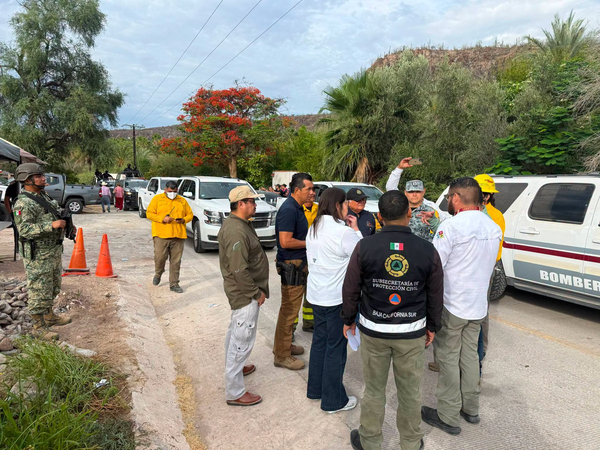GobBCS's tweet photo. 📌 #Atención | Continúan los trabajos de coordinación para sofocar el incendio registrado ayer por la tarde en San Miguel de #Comondú y brindar apoyo a las familias afectadas.

La Subsecretaria General de Gobierno en funciones, Claudia Elena Meza de la Toba, recorre la zona para dar seguimiento a las acciones de atención y auxilio ante esta contingencia.