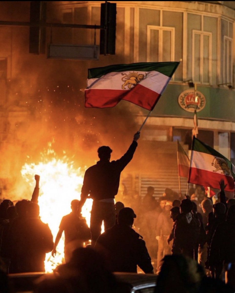 Mikimam80's tweet photo. @Realneo101 Mr. President,

Every deal prolongs the regime’s life.

Stand with the Iranian people, not the dictatorship they are trying to end.
@POTUS 
#KingRezaPahlavi 
#NoDealWithMullah https://t.co/73SI5ARSDI