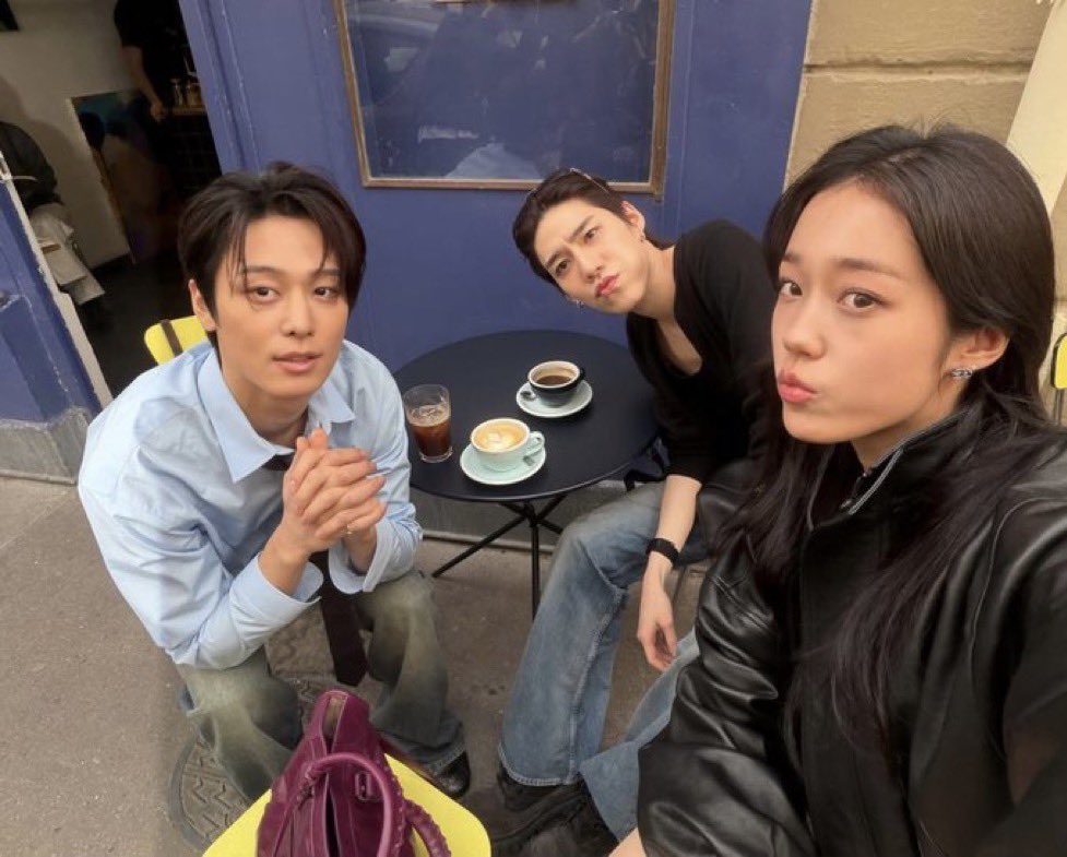 yoonsyo's tweet photo. some fly people killin’ time on a random afternoon. https://t.co/hKbocNSMIw