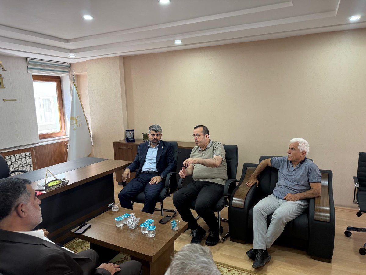 FarukDinc_'s tweet photo. 📍 Elazığ

İlim Yayma Cemiyeti Elazığ Şubesi'ni ziyaret ettik.

Eski Millî Savunma Bakan Yardımcısı Sayın Şuay Alpay, İl Başkanı Sayın Şahin Kara ve yönetimiyle Türkiye ve dünya gündemine dair hasbihal ettik.

Nazik misafirperverlikleri ve ilgileri dolayısıyla kendilerine teşekkür ediyorum.