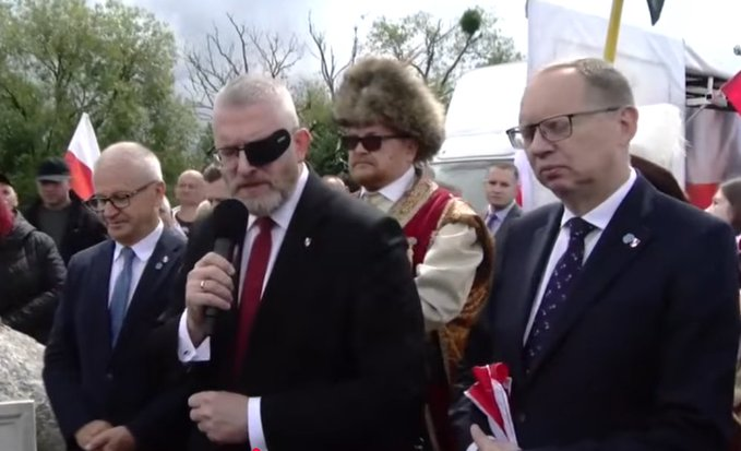 ArturoGavito's tweet photo. Historia pokazuje jasno, że nacjonalizm, antysemityzm i dehumanizacja innych ludzi zawsze kończą się tragedią. Jednym z najboleśniejszych przykładów pozostaje Jedwabne. Dziś podobne schematy odnajdujemy w haniebnych działaniach Brauna. Pamięć o ofiarach nie pozwala nam milczeć. Takie prowokacje należy potępiać stanowczo i bez wyjątku.