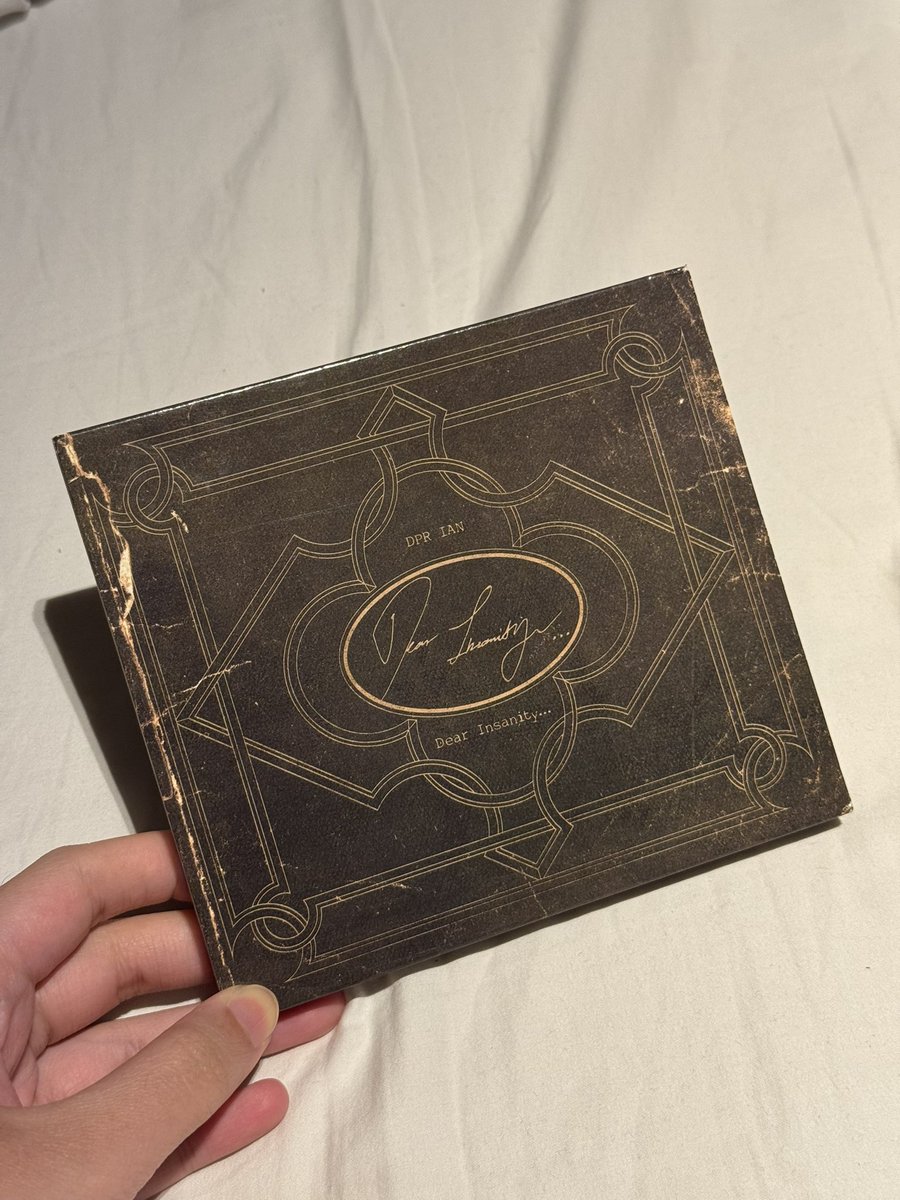 kham___chagi's tweet photo. Siapa mau album dear insanity dpr ian??? Aku kasih aja… soalnya udh agak pecah dr awal dapet. Tp ini US version yaa ga dapet pc https://t.co/KfZYZTnaNt