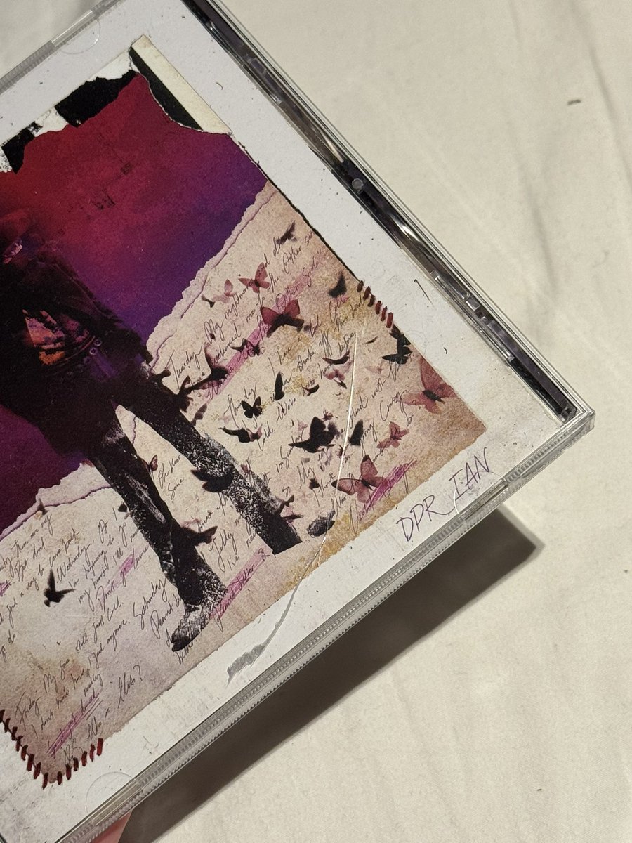 kham___chagi's tweet photo. Siapa mau album dear insanity dpr ian??? Aku kasih aja… soalnya udh agak pecah dr awal dapet. Tp ini US version yaa ga dapet pc https://t.co/KfZYZTnaNt