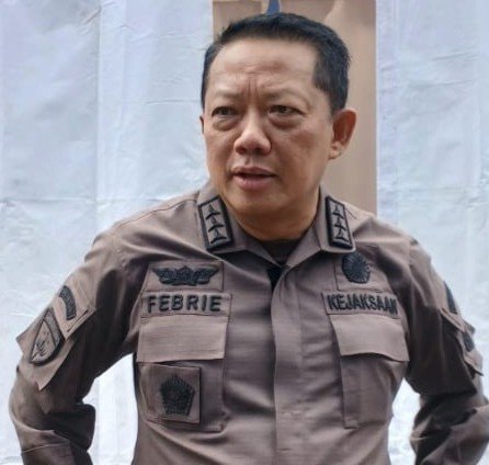 indepenSumatera's tweet photo. RIVALITAS POLRI VS KEJAGUNG!!!

Kesimpulan awak malam ini.

Setelah mengikuti konferensi pers Jampidsus pagi tadi dan konferensi pers Polri malam ini, awak justru melihat situasinya berubah wak. Kalau ini pertandingan bola wak, setelah konferensi pers pagi tadi, bola seolah berpindah ke kaki Febrie Adriansyah.

Beliau tampil tenang, percaya diri, dan menegaskan bahwa seluruh penanganan perkara di Kejaksaan tetap berjalan seperti biasa. Sementara konferensi pers Polri malam ini justru memunculkan lebih banyak pertanyaan daripada jawaban, bahkan kelihatan Polri jatuh mental.

Awak dan kalian wak tentu bebas menilai sendiri iya kan wak.

Yang menarik wak, perkara yang kini menjadi sorotan juga berkaitan dengan kasus-kasus besar seperti Jiwasraya dan Asabri. Padahal perkara tersebut sudah diproses di pengadilan dan para pelaku utamanya telah dijatuhi hukuman berat lho wak.

* Heru Hidayat -> Penjara seumur hidup.
* Benny Tjokrosaputro -> Penjara seumur hidup.
* Sonny Widjaja -> 20 tahun penjara.
* Hari Setianto -> 20 tahun penjara.

Melihat fakta itu, muncul pertanyaan jika memang ada dugaan keterlibatan pihak lain, tentu harus dibuktikan dengan alat bukti yang kuat wak. Jangan sampai opini mendahului pembuktian. Apalagi setelah penggeledahan Polri tidak berani menyebut itu harta punya siapa kan jadi rancu semuanya.

Di sisi lain wak, Kejaksaan di bawah Febrie juga menangani sejumlah perkara besar, termasuk dugaan korupsi di sektor pertambangan dan perkara pengadaan Chromebook Kemendikbud yang menyeret nama Nadiem Makarim. Dalam perkara tersebut, jaksa menuntut hukuman yang tergolong berat. 

Karena itu, tidak sedikit yang berpendapat termasuk awak bahwa sorotan terhadap Febrie juga tidak bisa dilepaskan dari posisinya yang menangani banyak perkara besar. Namun, itu tetap merupakan opini yang wak yang harus dipisahkan dari fakta hukum.

Awak juga sadar, mencari pejabat yang benar-benar tanpa cela di republik ini bukan perkara mudah. Kalau ada dugaan pelanggaran, silakan diusut dan diungkapkan jangan nanggung dan takut. Tetapi kalau ada tuduhan, buktikan di pengadilan, bukan hanya di ruang publik. Apalagi tidak berani menyebut penggeledahan itu siapa pemilik uang dan emas itu.

Pada akhirnya, rakyat tidak butuh perang antarlembaga. Rakyat hanya ingin satu hal wak, siapa pun yang bersalah dihukum, dan siapa pun yang tidak bersalah dipulihkan nama baiknya.

Kalau kasus ini memang kuat, bawa sampai ke pengadilan.

Kalau tidak kuat, jangan jadikan penegakan hukum sebagai panggung pertarungan antarinstitusi.

Karena yang dipertaruhkan bukan hanya nama seseorang, tetapi juga kepercayaan rakyat terhadap penegakan hukum di Indonesia.

Cocok kam rasa wak? 

Cemana pendapat kalian sampai malam ini wak, coba lah berpendapat sedikit biar awak baca baca wak sebagai referensi!!!