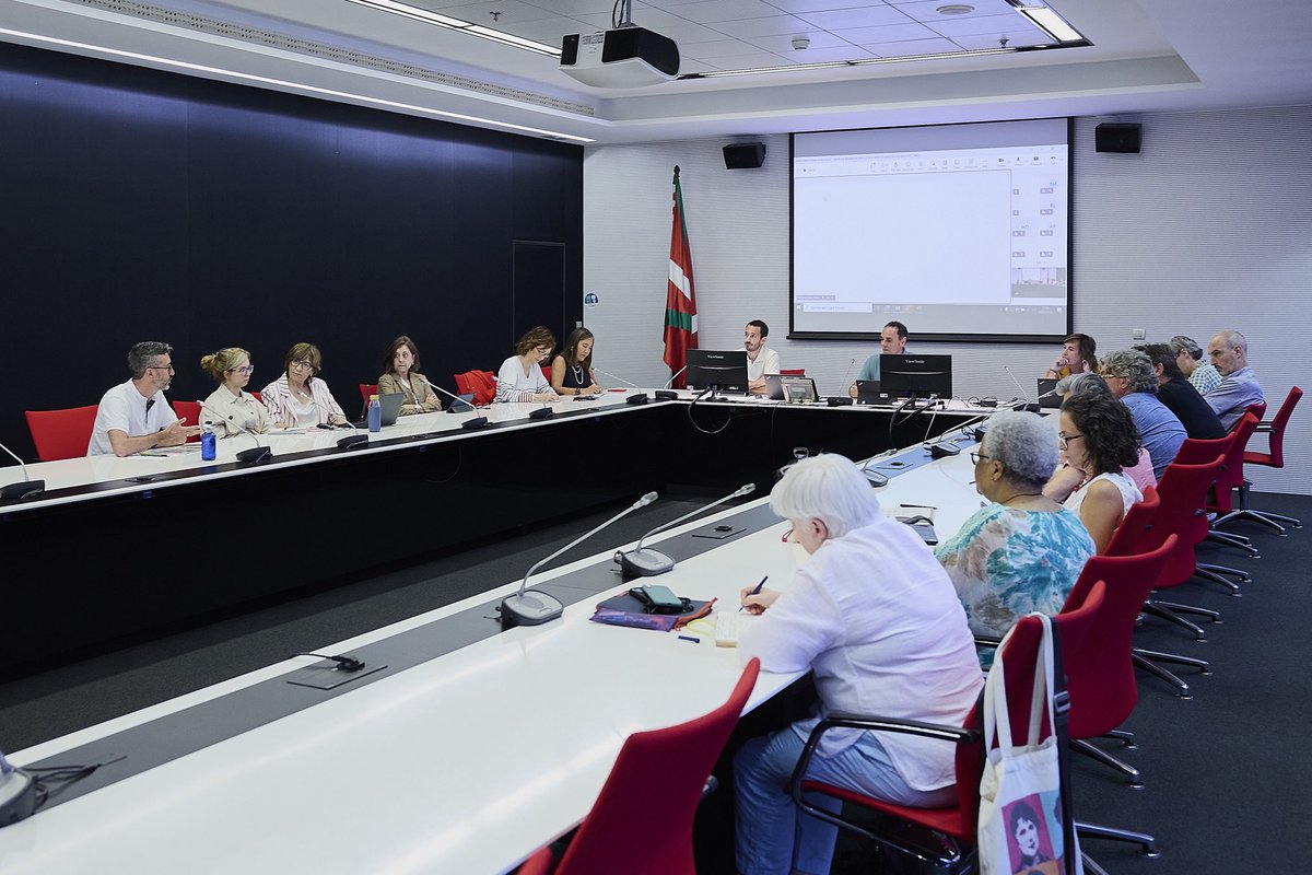 tezkerra's tweet photo. 👨‍👩‍👧‍👦 Hoy hemos celebrado una nueva sesión del Consejo Vasco de Familias junto a representantes de las administraciones y entidades como Unicef Euskadi, Save the Children, Altxa Burua, AFAE e Hirukide. https://t.co/Za6m8qt8d6