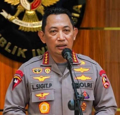 indepenSumatera's tweet photo. RIVALITAS POLRI VS KEJAGUNG!!!

Kesimpulan awak malam ini.

Setelah mengikuti konferensi pers Jampidsus pagi tadi dan konferensi pers Polri malam ini, awak justru melihat situasinya berubah wak. Kalau ini pertandingan bola wak, setelah konferensi pers pagi tadi, bola seolah berpindah ke kaki Febrie Adriansyah.

Beliau tampil tenang, percaya diri, dan menegaskan bahwa seluruh penanganan perkara di Kejaksaan tetap berjalan seperti biasa. Sementara konferensi pers Polri malam ini justru memunculkan lebih banyak pertanyaan daripada jawaban, bahkan kelihatan Polri jatuh mental.

Awak dan kalian wak tentu bebas menilai sendiri iya kan wak.

Yang menarik wak, perkara yang kini menjadi sorotan juga berkaitan dengan kasus-kasus besar seperti Jiwasraya dan Asabri. Padahal perkara tersebut sudah diproses di pengadilan dan para pelaku utamanya telah dijatuhi hukuman berat lho wak.

* Heru Hidayat -> Penjara seumur hidup.
* Benny Tjokrosaputro -> Penjara seumur hidup.
* Sonny Widjaja -> 20 tahun penjara.
* Hari Setianto -> 20 tahun penjara.

Melihat fakta itu, muncul pertanyaan jika memang ada dugaan keterlibatan pihak lain, tentu harus dibuktikan dengan alat bukti yang kuat wak. Jangan sampai opini mendahului pembuktian. Apalagi setelah penggeledahan Polri tidak berani menyebut itu harta punya siapa kan jadi rancu semuanya.

Di sisi lain wak, Kejaksaan di bawah Febrie juga menangani sejumlah perkara besar, termasuk dugaan korupsi di sektor pertambangan dan perkara pengadaan Chromebook Kemendikbud yang menyeret nama Nadiem Makarim. Dalam perkara tersebut, jaksa menuntut hukuman yang tergolong berat. 

Karena itu, tidak sedikit yang berpendapat termasuk awak bahwa sorotan terhadap Febrie juga tidak bisa dilepaskan dari posisinya yang menangani banyak perkara besar. Namun, itu tetap merupakan opini yang wak yang harus dipisahkan dari fakta hukum.

Awak juga sadar, mencari pejabat yang benar-benar tanpa cela di republik ini bukan perkara mudah. Kalau ada dugaan pelanggaran, silakan diusut dan diungkapkan jangan nanggung dan takut. Tetapi kalau ada tuduhan, buktikan di pengadilan, bukan hanya di ruang publik. Apalagi tidak berani menyebut penggeledahan itu siapa pemilik uang dan emas itu.

Pada akhirnya, rakyat tidak butuh perang antarlembaga. Rakyat hanya ingin satu hal wak, siapa pun yang bersalah dihukum, dan siapa pun yang tidak bersalah dipulihkan nama baiknya.

Kalau kasus ini memang kuat, bawa sampai ke pengadilan.

Kalau tidak kuat, jangan jadikan penegakan hukum sebagai panggung pertarungan antarinstitusi.

Karena yang dipertaruhkan bukan hanya nama seseorang, tetapi juga kepercayaan rakyat terhadap penegakan hukum di Indonesia.

Cocok kam rasa wak? 

Cemana pendapat kalian sampai malam ini wak, coba lah berpendapat sedikit biar awak baca baca wak sebagai referensi!!!