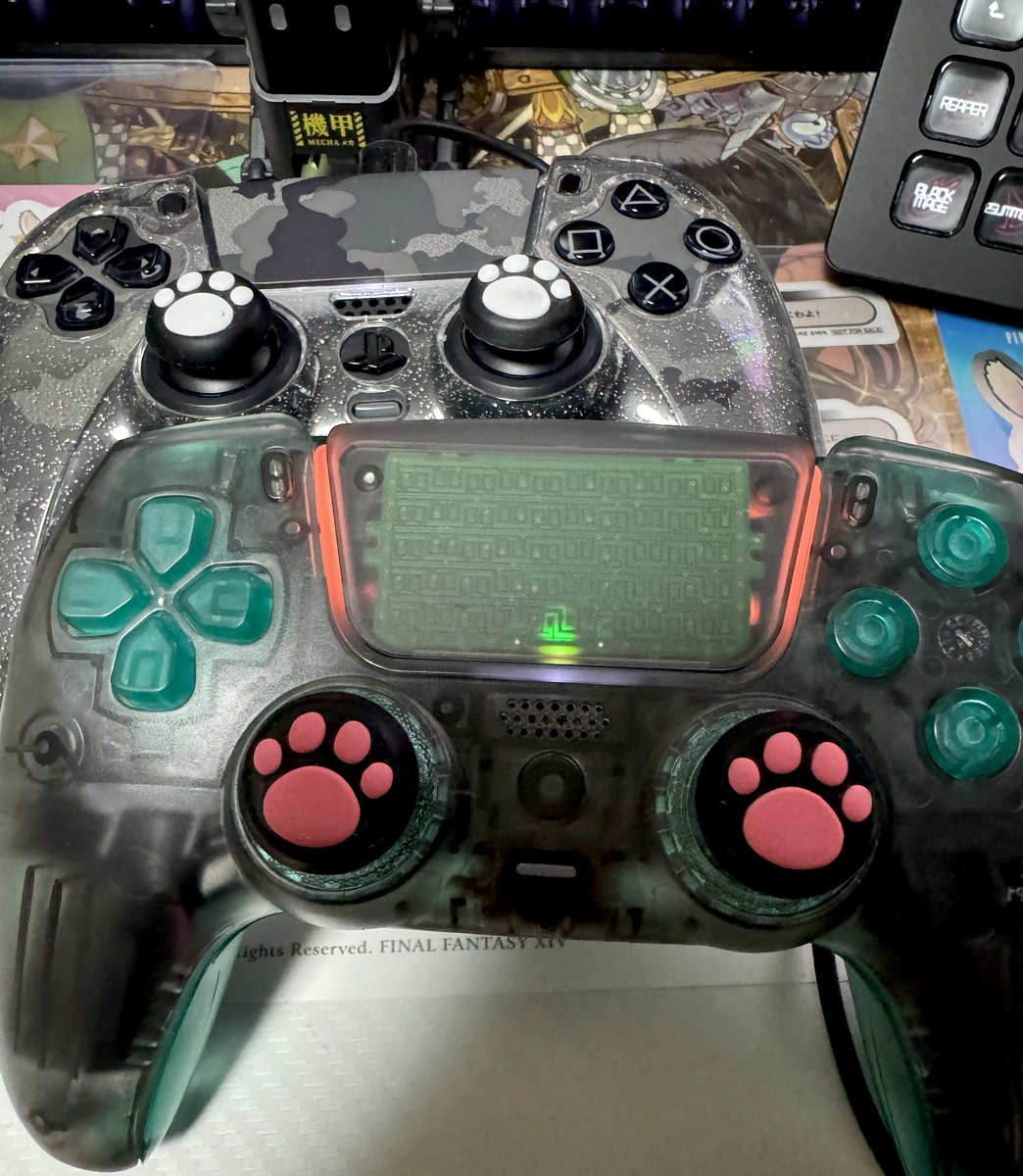 Chr07x's tweet photo. 久しぶりのソロデーで中途半端な眠気と闘うために使ってないPS5コンの外装交換。
りおカラーにしたった🎮🧬
サイズ絶妙にちがくてラメカバー着けられないのかなしみ。そして安定の🐾🐾

さてジョブクエ🛡💫◝✩ https://t.co/7TRyyzzu4e