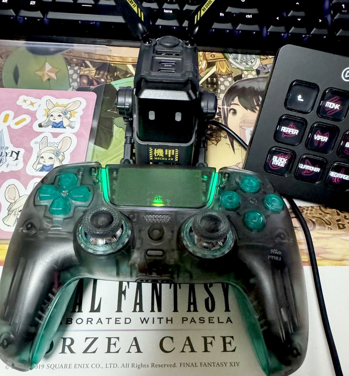 Chr07x's tweet photo. 久しぶりのソロデーで中途半端な眠気と闘うために使ってないPS5コンの外装交換。
りおカラーにしたった🎮🧬
サイズ絶妙にちがくてラメカバー着けられないのかなしみ。そして安定の🐾🐾

さてジョブクエ🛡💫◝✩ https://t.co/7TRyyzzu4e