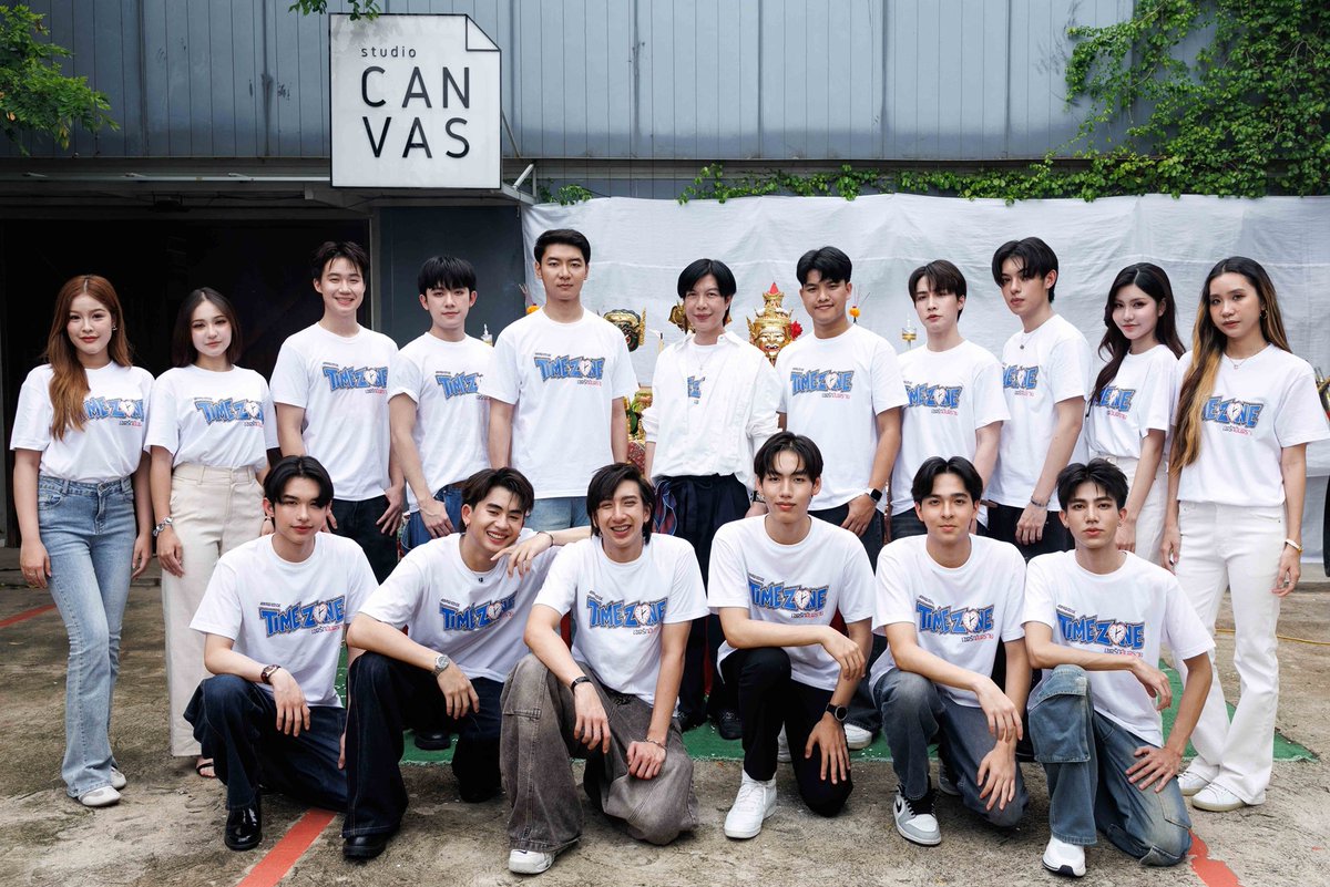 Clicknews_tv's tweet photo. Star Hunter ปลุกตำนานซีรีส์วายวัยเรียน! ส่ง “TIMEZONE เขตรักอันตราย” ย้อนหัวใจรักครั้งแรก ปั้นนักแสดงหน้าใหม่ยกเซ็ต

TIME ZONE WORSHIP

#TIMEZONEบวงสรวง #TIMEZONEเขตรักอันตราย #TimeZoneTheSeries #เขตรักอันตราย #StarHunterEntertainment

Star Hunter Entertainment ปลุกตำนานซีรีส์วายวัยเรียนอีกครั้ง! จัดพิธีบวงสรวงและเก็บภาพฟิตติ้ง “TIMEZONE เขตรักอันตราย” ซีรีส์โรแมนติก คอมเมดี้ ดราม่า ที่จะพาผู้ชมย้อนกลับไปสัมผัสช่วงเวลาวัยเรียนมัธยม พร้อมถ่ายทอดเรื่องราวภายใต้ธีม “เพราะความรัก…คือการเติมเต็มพื้นที่ว่างของกันและกัน” นำโดย 2 ผู้บริหาร คุณโอ๋ - ยชญ กรณ์หิรัญ ประธานกรรมการ และ คุณเฟิร์ส - ชนันตร์ ลาภอนันต์รุ่ง ประธานเจ้าหน้าที่บริหาร ร่วมด้วย ครูต้า - วิทวัส สังสะกิจ ที่ปรึกษาด้านการผลิตและกรรมการผู้จัดการ HUNTER VILLAGE by Star Hunter Entertainment และ คุณอธิชา ขวัญคง Content Acquisition Manager, iQIYI Thailand ซึ่งมาร่วมแสดงความยินดีและเป็นสักขีพยานในพิธี

“เมื่อเด็กแหกกฎ ต้องมาเจอกับประธานนักเรียนสุดเป๊ะ! จากห้องปกครอง…สู่ห้องของหัวใจ”

“TIMEZONE เขตรักอันตราย” ถ่ายทอดเรื่องราวของ “ไทม์” เด็กนักเรียนชั้น ม.5 ห้องบ๊วย จอมกวน แสบ ซน ผู้ใช้ชีวิต นอกกฎระเบียบ จนวันหนึ่งถูก “โซน” ประธานนักเรียนห้องคิงส์ ผู้เคร่งครัดในกฎระเบียบ จับได้ว่าหนีเรียนจากคนที่ไม่มีวันมองหน้ากัน กลับต้องมาใกล้ชิดกัน ด้วยข้อเสนอสุดคาดไม่ถึง เมื่อ “คนหนึ่งเกิดมาเพื่อคุมกฎ” ส่วน “อีกคนเกิดมาเพื่อแหกกฎ” เรื่องราวความสัมพันธ์ที่เริ่มต้นจากห้องปกครอง จึงค่อย ๆ เปลี่ยนเป็นความรู้สึกที่ไม่มีอยู่ในระเบียบข้อไหนของโรงเรียน

คุณโอ๋ - ยชญ กรณ์หิรัญ ประธานกรรมการ บริษัท สตาร์ ฮันเตอร์ เอ็นเตอร์เทนเม้นท์ จำกัด กล่าวว่า “ตอนที่โอ๋เริ่มทำซีรีส์วายครั้งแรก “Love Sick The Series รักวุ่น วัยรุ่นแสบ” ถือว่าสร้างปรากฎการณ์แปลกใหม่มาก ๆ ณ ตอนนั้น จากความสำเร็จตรงนี้ โอ๋เลยนำประสบการณ์จากการทำซีรีส์วายเรื่องแรกมาต่อยอดและเปิดบริษัทผลิตซีรีส์วาย Star Hunter Entertainment ร่วมกับพาร์ทเนอร์ คือ พี่เฟิร์ส และเราก็มีการพูดคุยกันมานานว่าอยากจะกลับมาทำซีรีส์วัยเรียนมัธยมขาสั้นอีกครั้ง โดย “TIMEZONE” ไม่ใช่เพียงการเล่าเรื่องความรัก แต่เป็นการพาผู้ชมย้อนกลับไปหาความทรงจำที่สวยงามที่สุดของชีวิต ทุกคนต่างเคยมีช่วงเวลาที่เรียกว่าวัยมัธยม ไม่ว่าจะเป็นเพื่อนคนแรก คนที่เคยนั่งโต๊ะข้าง ๆ หรือใครบางคนที่เคยทำให้เราใจเต้น ทุกความทรงจำเหล่านั้นยังอยู่ในใจเสมอ โอ๋อยากให้ TIMEZONE พาผู้ชมย้อนกลับไปสัมผัสความรู้สึกแบบนั้นอีกครั้ง เหมือนตอนที่หลายคนเคยหลงรัก Love Sick ซึ่งเป็นซีรีส์วายเรื่องแรกที่โอ๋ทำ หรือ ภาพยนตร์ “รักแห่งสยาม” ที่ไม่ได้เล่าแค่เรื่องความรัก แต่เล่าเรื่องการเติบโตของชีวิต

สำหรับโอ๋ ความรักไม่ใช่การเปลี่ยนแปลงใคร แต่คือการที่คนสองคนค่อย ๆ เติมเต็มพื้นที่ว่างของกันและกัน TIMEZONE จึงไม่ใช่แค่ซีรีส์วัยเรียน แต่เป็นเรื่องของการเติบโต การยอมรับความแตกต่าง และการค้นพบว่าบางครั้งคนที่แตกต่างที่สุดอาจเป็นคนที่เข้าใจเรามากที่สุดครับ”

ด้าน คุณเฟิร์ส - ชนันตร์ ลาภอนันต์รุ่ง ประธานเจ้าหน้าที่บริหาร บริษัท สตาร์ ฮันเตอร์ เอ็นเตอร์เทนเม้นท์ จำกัด เปิดเผยว่า “ความตั้งใจสำคัญของโปรเจกต์นี้ คือการเลือกนักแสดงที่ทำให้ผู้ชมเชื่อว่าเป็น “เด็กมัธยม” จริง ๆ คือเราเลือกเริ่มต้นจากศูนย์ เพราะอยากให้คนดูเชื่อว่าพวกเขาคือนักเรียนจริง ๆ นักแสดงหลักแทบทั้งหมดไม่เคยผ่านงานแสดงมาก่อน เราไม่ได้มองหาคนที่มีชื่อเสียง แต่เรามองหาคนที่มีบุคลิกและพลังตรงกับตัวละครมากที่สุด เมื่อทุกคนมาอยู่รวมกัน เคมีที่เกิดขึ้นจึงเป็นธรรมชาติ เหมือนเราได้กลับไปเห็นเพื่อนในห้องเรียนจริง ๆ

เราเชื่อว่าความสดใหม่ของนักแสดง จะทำให้ผู้ชมได้ค้นพบความรู้สึกใหม่ ๆ ไปพร้อมกับการเติบโตของตัวละครในเรื่องนี้ครับ”

ขณะที่ผู้กำกับซีรีส์ มิ - ภูวดล เนาว์โสภา เผยว่า “ผมได้กลับไปทำการบ้านกับความทรงจำในวัยเรียนอย่างละเอียด เพื่อให้ทุกฉาก ทุกความสัมพันธ์ และทุกอารมณ์ มีความสมจริงที่สุด ผมกลับไปนึกถึงชีวิตตัวเองตอนเรียน ทั้งบรรยากาศหน้าเสาธง ห้องเรียน โรงอาหาร สนามฟุตบอล ห้องปกครอง หรือแม้แต่ความรู้สึกเวลาแอบชอบใคร ทุกอย่างถูกนำมาเป็นแรงบันดาลใจในการเล่าเรื่อง เพราะผมอยากให้คนดูรู้สึกว่า นี่คือชีวิตที่ทุกคนเคยผ่านมาจริง ๆ

TIMEZONE เป็นซีรีส์ Coming of Age ที่พูดถึงการเติบโต การยอมรับความแตกต่าง และความรักที่ค่อย ๆ เกิดขึ้นระหว่างคนสองคนที่เหมือนไม่มีทางเดินร่วมกัน แต่สุดท้ายกลับกลายเป็นคนที่เติมเต็มกันได้มากที่สุดครับ”

ซีรีส์ “TIMEZONE เขตรักอันตราย” นำแสดงโดยนักแสดง Gen 5 จาก Star Hunter Entertainment ได้แก่ พายอา - พิพิศน์ วุฒิวัฒน์, อามัส - อามัส ผิวพุ่ม, โอโซน - กวีวัธน์ ศมาพงษ์วิวัฒิ, พอล - สมภพ อามาตมูลตรี, โซน - ฐปณรรฆ์ ลิมป์สุทธิพงศ์, เฮงเฮง - สุริยะ ภักดีสิริวงษ์, ปอมีน - ปรมีนทร์ นะรมรัมย์, ณัฐ - ณัฐเศรษฐ ด่านแก้ว, เจฟฟี่ - ชลสิทธิ์ บุญสิริวัชรกุล และ ฟลุ๊ค - พิสิษฐ์ นิมิตสมานจิตต์ พร้อมด้วย มะตูม - เตชินท์ พลอยเพชร รับบทครูใหญ่สุดเฮี้ยบ

“TIMEZONE เขตรักอันตราย” พร้อมพาผู้ชมย้อนกลับไปสัมผัสความทรงจำของรักครั้งแรก ผ่านเรื่องราวการเติบโต มิตรภาพ และความรัก ที่อาจเกิดขึ้นกับทุกคนในช่วงวัยมัธยม เตรียมติดตามได้เร็ว ๆ นี้ จาก Star Hunter Entertainment

รับชมภาพเพิ่มเติม >> https://t.co/4WhzSqzTBY