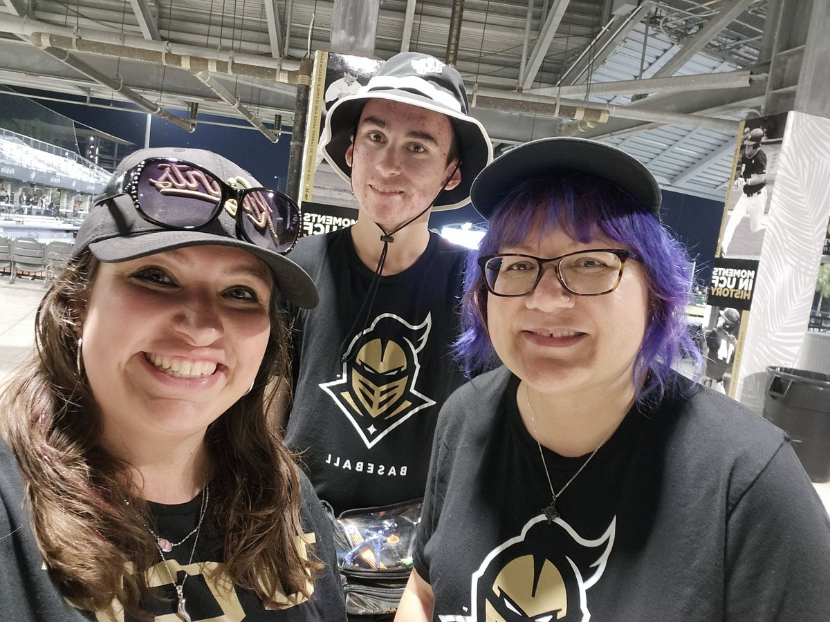ashm7204's tweet photo. Hi guys! It's Mary and George. I'm back. I hope it can find all of my friends again. #UCF @GCupcake17 @therealucfZEN88 https://t.co/LJmRJcJvvM