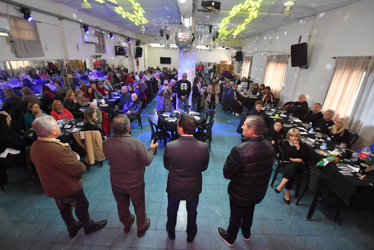 Andreswatsonok's tweet photo. ANIVERSARIO DE LA SOCIEDAD DE FOMENTO 9 DE JULIO

Celebramos un nuevo Aniversario de Sociedad de Fomento 9 de Julio, del barrio homónimo junto a vecinos y vecinas. https://t.co/X2kPWJweBY