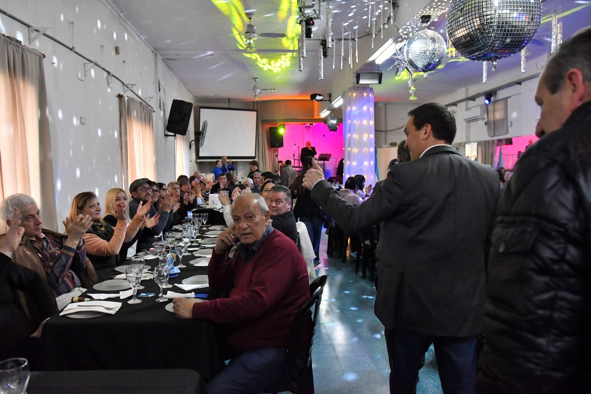 Andreswatsonok's tweet photo. ANIVERSARIO DE LA SOCIEDAD DE FOMENTO 9 DE JULIO

Celebramos un nuevo Aniversario de Sociedad de Fomento 9 de Julio, del barrio homónimo junto a vecinos y vecinas. https://t.co/X2kPWJweBY