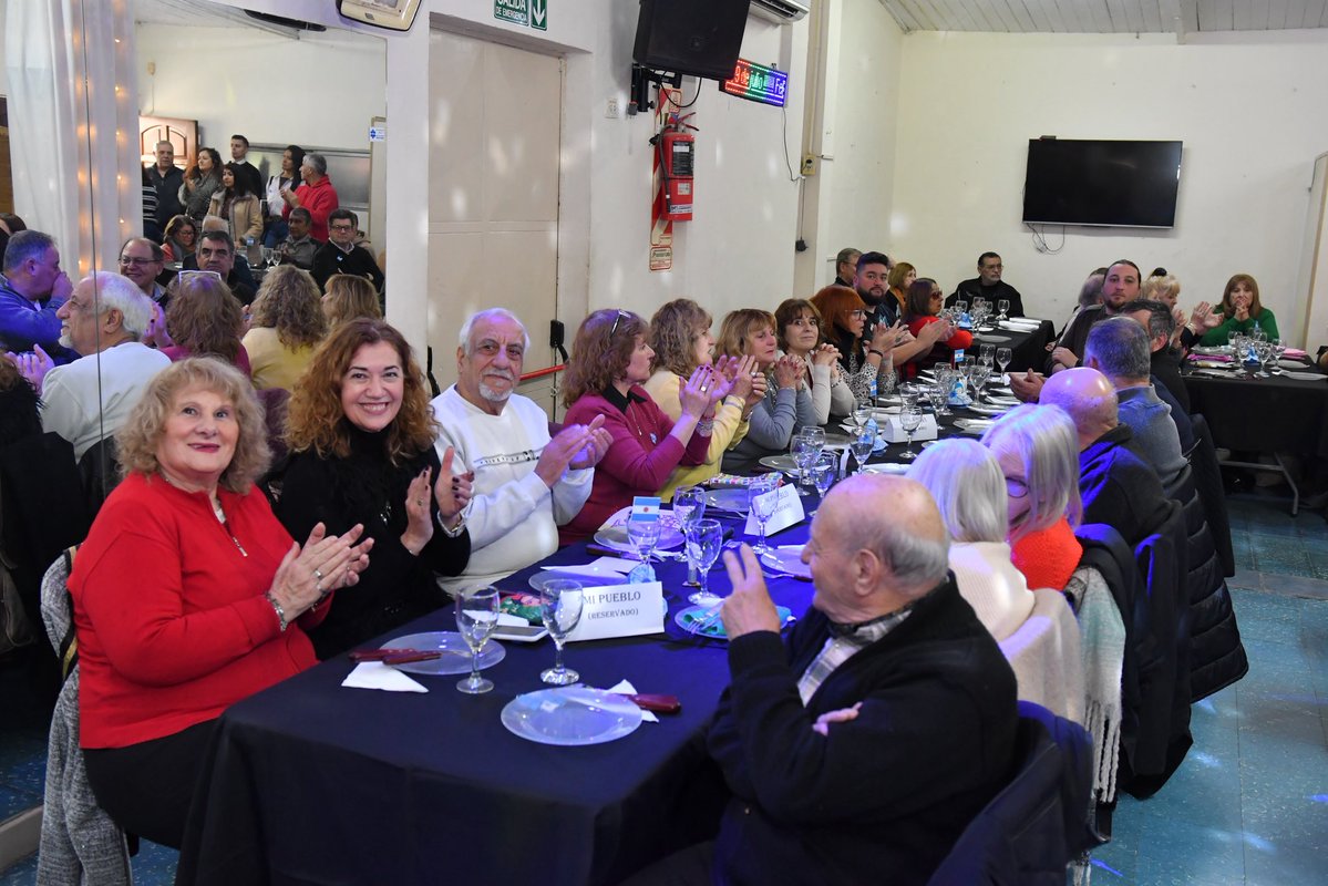 Andreswatsonok's tweet photo. ANIVERSARIO DE LA SOCIEDAD DE FOMENTO 9 DE JULIO

Celebramos un nuevo Aniversario de Sociedad de Fomento 9 de Julio, del barrio homónimo junto a vecinos y vecinas. https://t.co/X2kPWJweBY