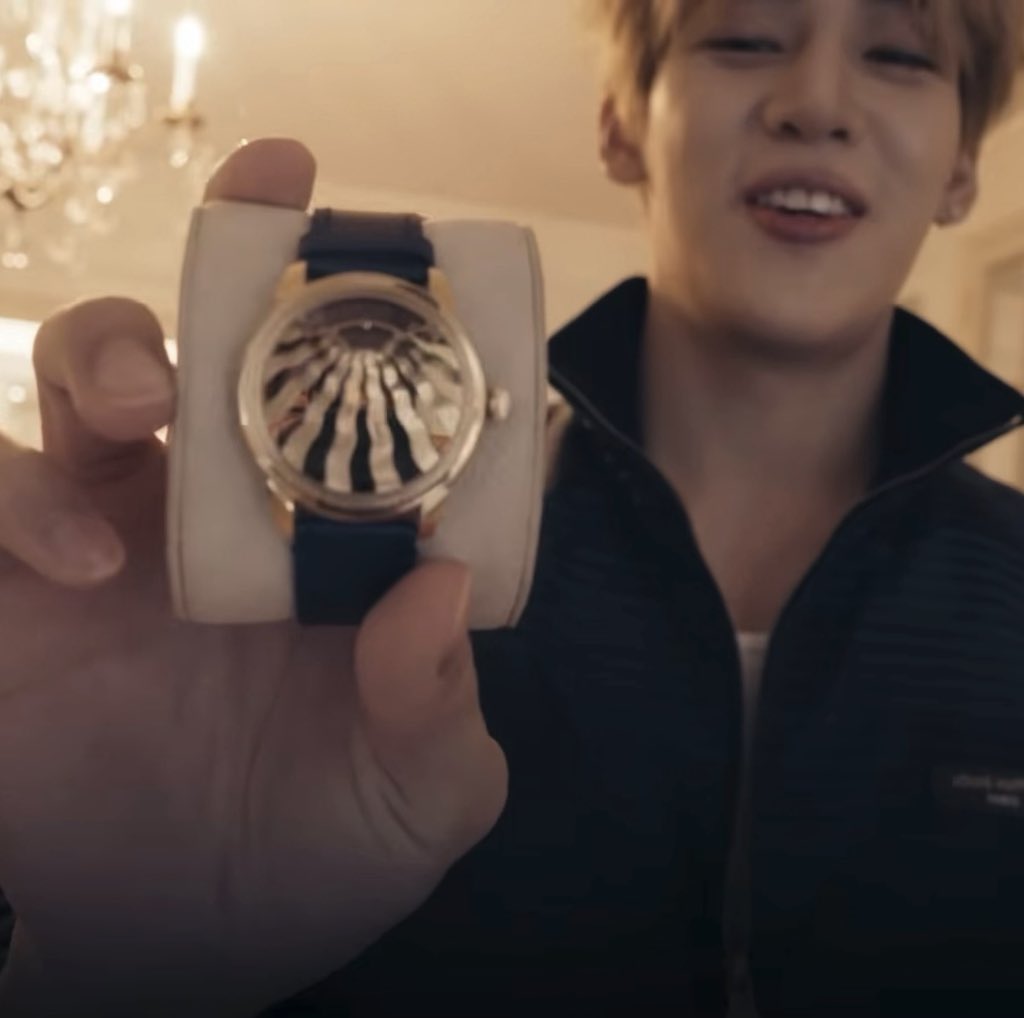 bambamuniverse's tweet photo. BamBam is the only one who got new items from #LVMenSS27 💠✨

- A new bag 👜
- A new tie👔
- A new watch⌚️

LV loves our BamBam so much! 😻

#BamBamxLVMenSS27 
#LouisVuitton @LouisVuitton
#BamBam #뱀뱀 @BamBam1A https://t.co/Z2pb6eZIzZ