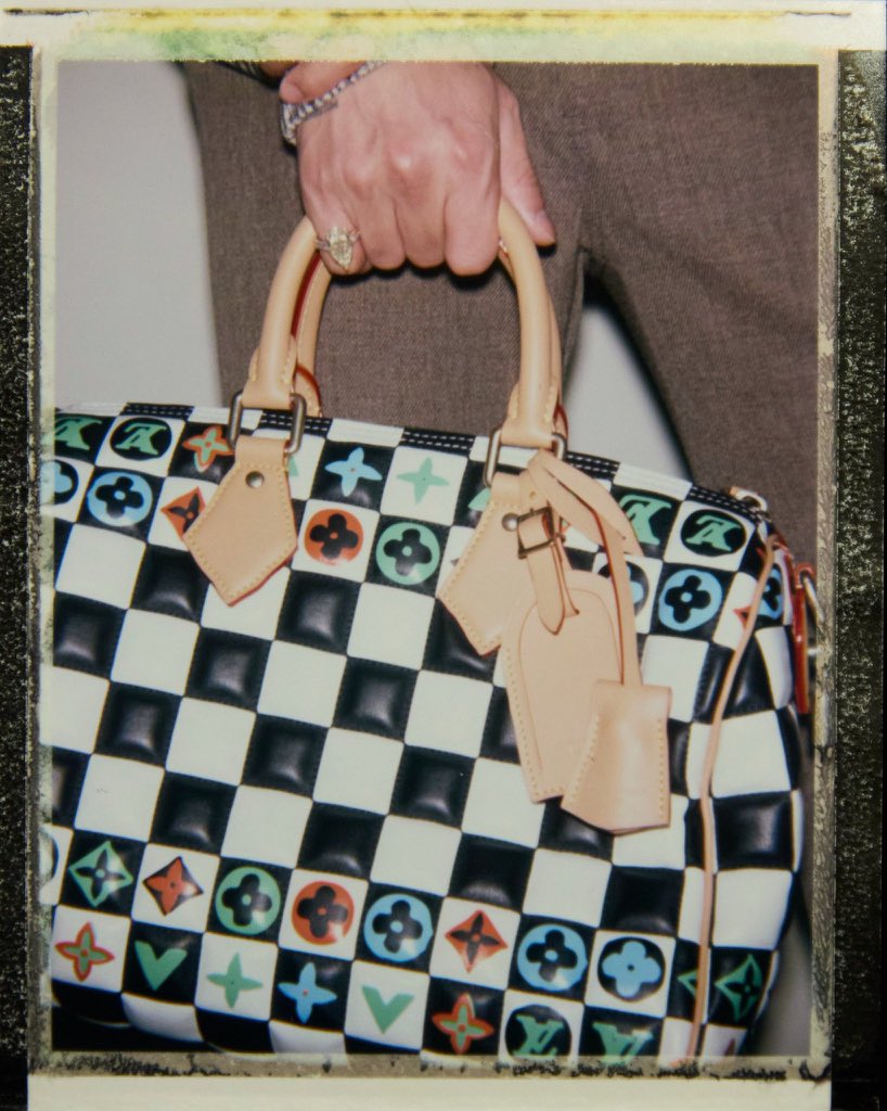 bambamuniverse's tweet photo. BamBam is the only one who got new items from #LVMenSS27 💠✨

- A new bag 👜
- A new tie👔
- A new watch⌚️

LV loves our BamBam so much! 😻

#BamBamxLVMenSS27 
#LouisVuitton @LouisVuitton
#BamBam #뱀뱀 @BamBam1A https://t.co/Z2pb6eZIzZ