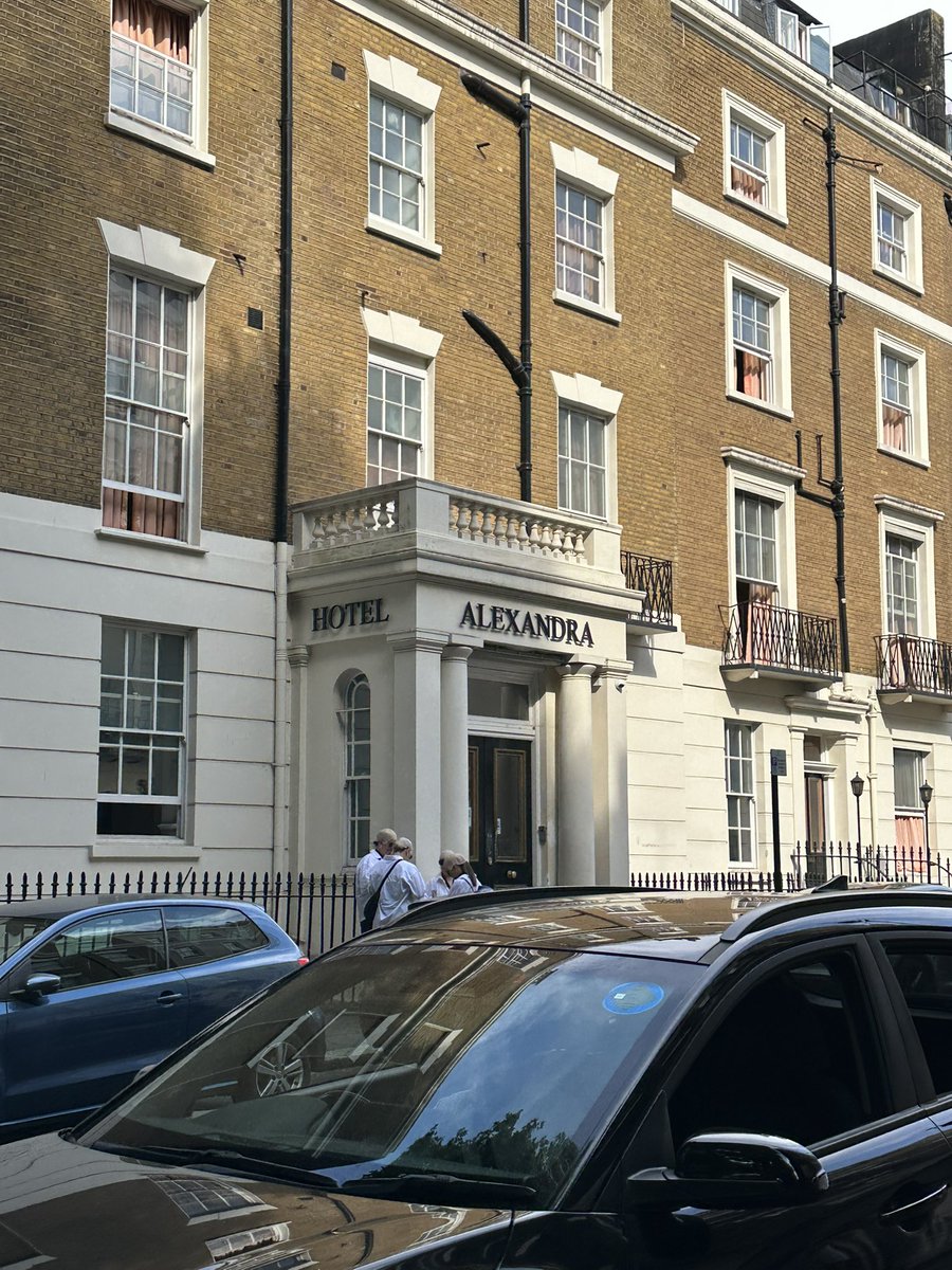 zimzaleclerc's tweet photo. Oh god guys now she asked a hotel to be named after her???? Damn influencers https://t.co/8C5FFtNDN3