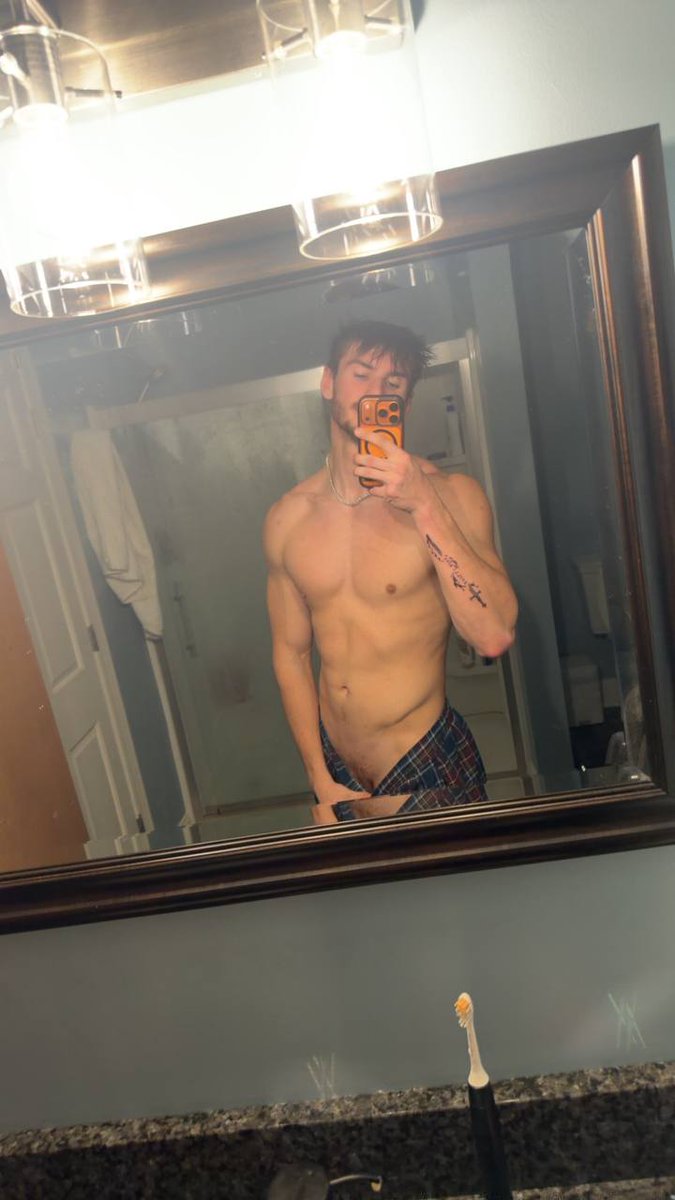 DustinsSpiderV's tweet photo. Hey baby, bet you can't stop staring I'm shirtless and flexing in the mirror rocking my plaid boxers flexing my ripped abs https://t.co/Wl9LLMWm7O