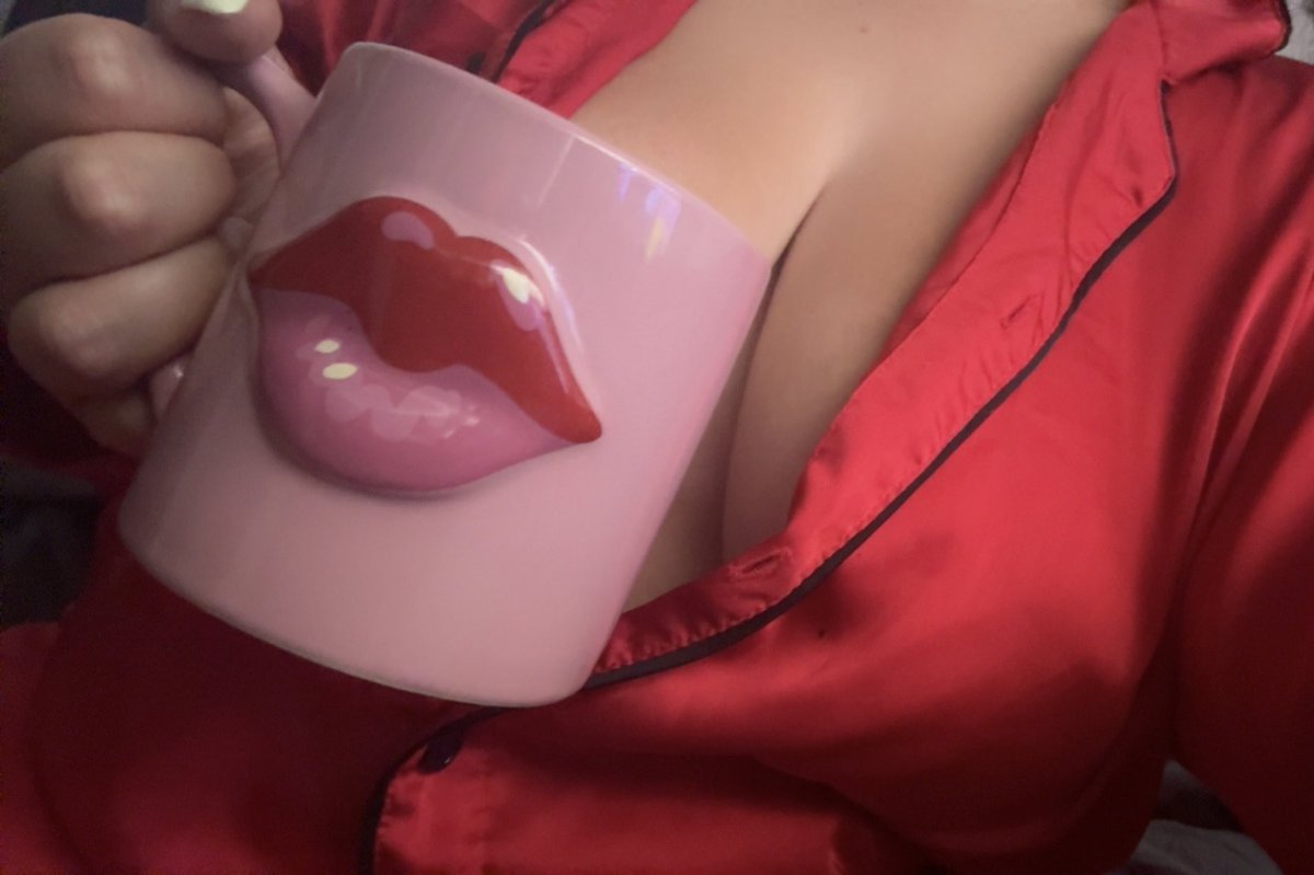 TheSirenNxtDoor's tweet photo. Good morning, pets 💋 https://t.co/2Ixol8R9X6