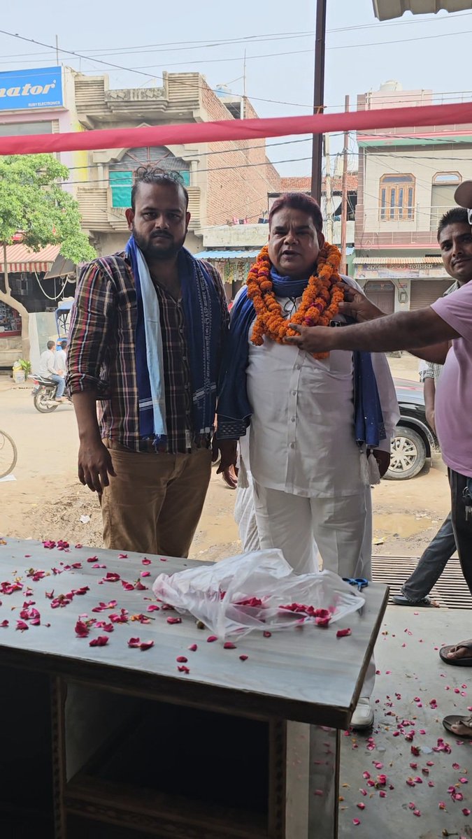 MONUJATAVSHAB1's tweet photo. जय भीम! जय भारत!

आज जनपद अलीगढ़ के शहर विधानसभा क्षेत्र में आजाद समाज पार्टी (कांशीराम) के भावी प्रत्याशी माननीय फरीद प्रधान जी ने रायपुर चौकी के निकट धर्मेंद्र जी की इलेक्ट्रिशियन की दुकान का फीता काटकर शुभ उद्घाटन किया। इस अवसर पर युवा मोर्चा मंडल अध्यक्ष माननीय मोनू जाटव जी भी साथ रहे।

समाज के मेहनतकश साथियों के सम्मान और उनके हर सुख-दुःख में सहभागी बनना ही हमारी राजनीति का उद्देश्य है।

#AzadSamajParty #FaridPradhan #MonuJatav #Aligarh #Mission2027 #JaiBhim