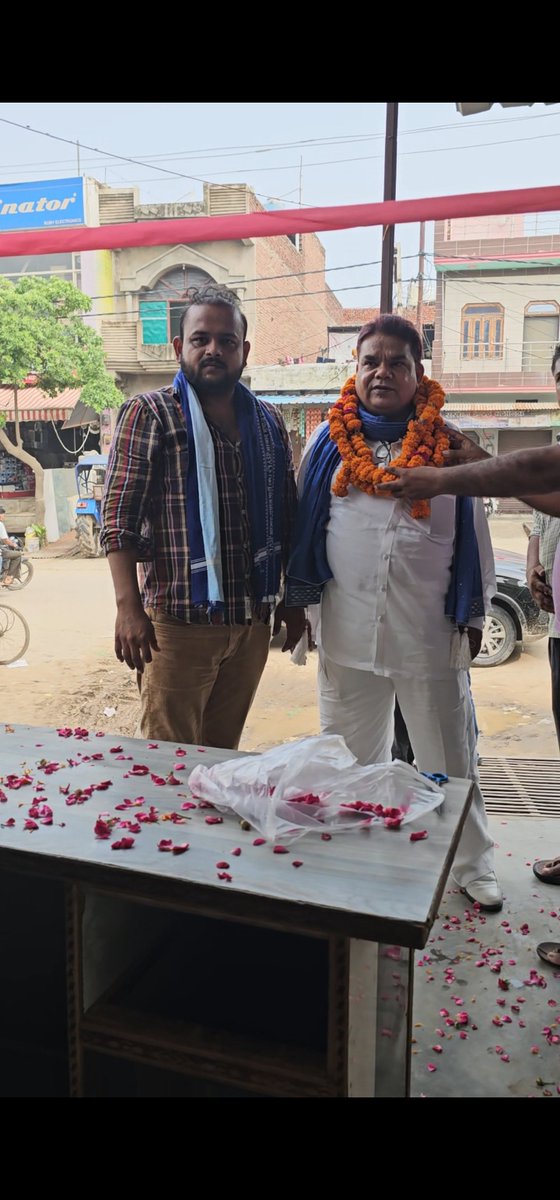 MONUJATAVSHAB1's tweet photo. जय भीम! जय भारत!

आज जनपद अलीगढ़ के शहर विधानसभा क्षेत्र में आजाद समाज पार्टी (कांशीराम) के भावी प्रत्याशी माननीय फरीद प्रधान जी ने रायपुर चौकी के निकट धर्मेंद्र जी की इलेक्ट्रिशियन की दुकान का फीता काटकर शुभ उद्घाटन किया। इस अवसर पर युवा मोर्चा मंडल अध्यक्ष माननीय मोनू जाटव जी भी साथ रहे।

समाज के मेहनतकश साथियों के सम्मान और उनके हर सुख-दुःख में सहभागी बनना ही हमारी राजनीति का उद्देश्य है।

#AzadSamajParty #FaridPradhan #MonuJatav #Aligarh #Mission2027 #JaiBhim