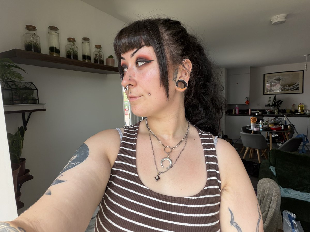 brutaldotjpeg's tweet photo. I got my fringe trimmed :3 https://t.co/uG2h9v8949