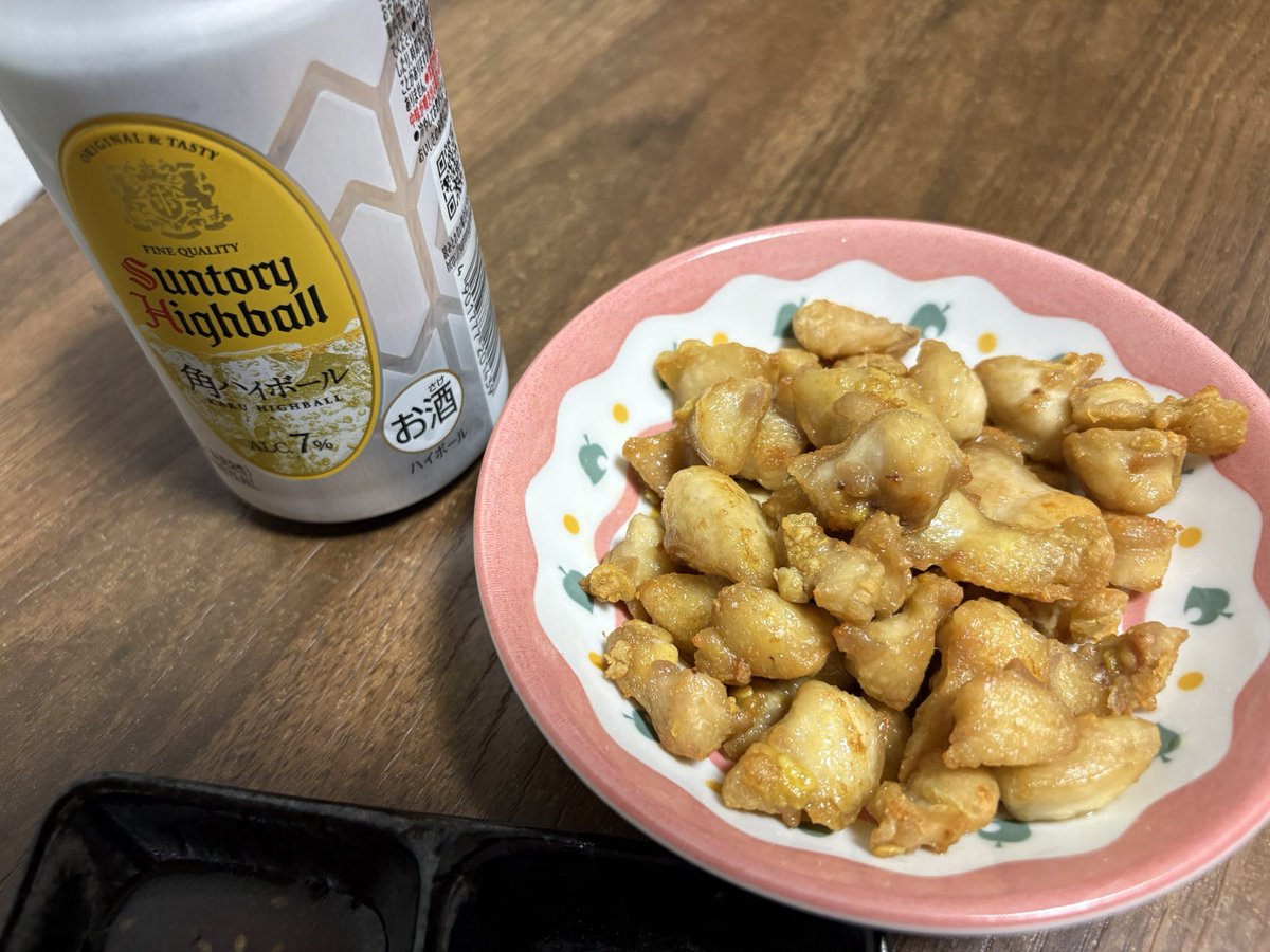 AriakanMkll's tweet photo. 今日のつまみは揚げ焼きにしたぼんじりと角ハイボール✨

焼き肉のタレとレモンペッパーで食べるぼんじり美味いわ😋
#料理　#お酒
#ウイスキー　#鶏油が大量 https://t.co/apfTIFnFOt