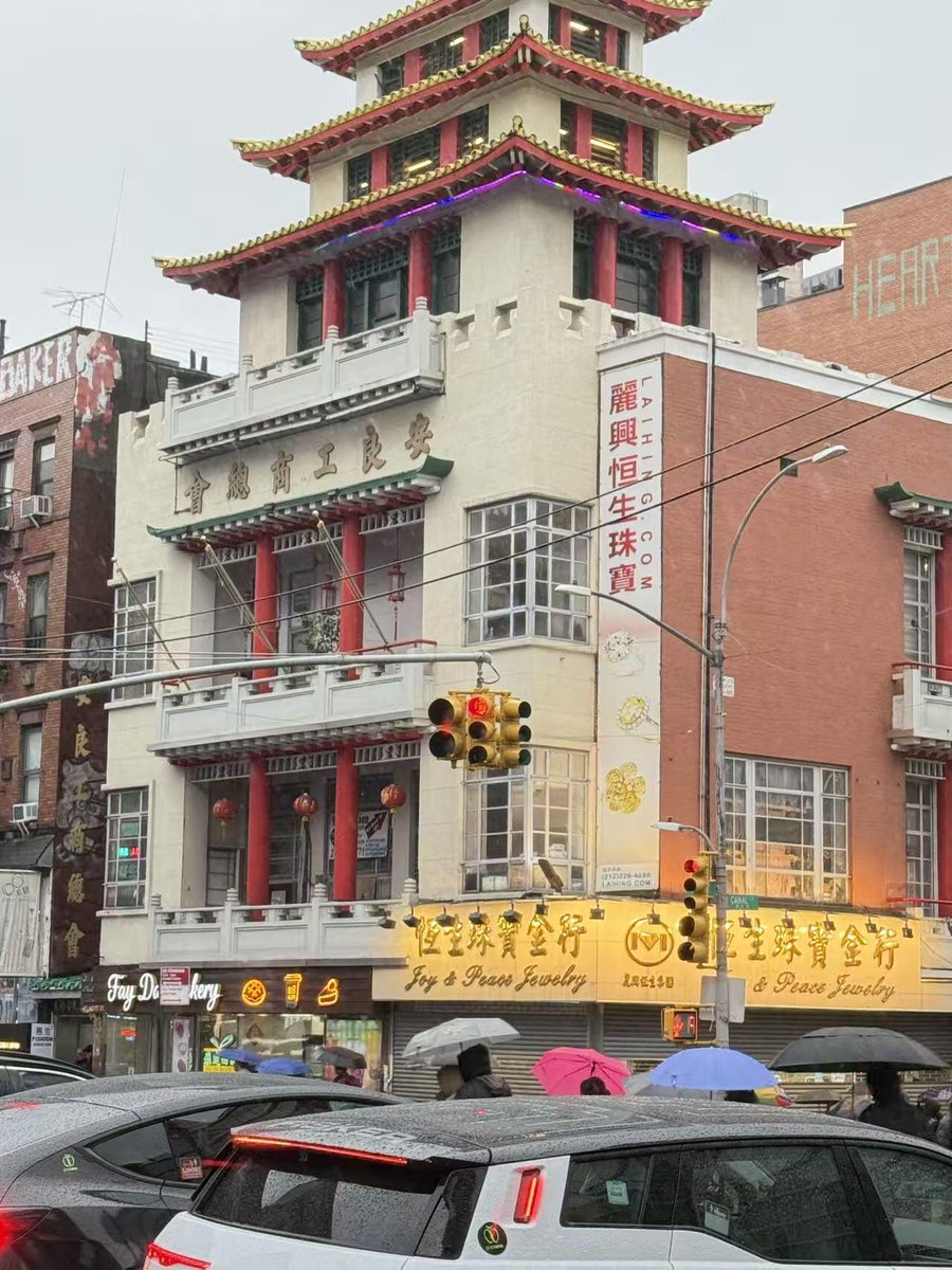 FigFantasy's tweet photo. The largest and oldest Chinese community in the Western Hemisphere and North America, it is located in Lower Manhattan, with its core on Mott Street. It comprises 45 streets, covers an area of ​​over 4 square kilometers, and has a population of approximately 160,000. https://t.co/u5X9zdlF0x