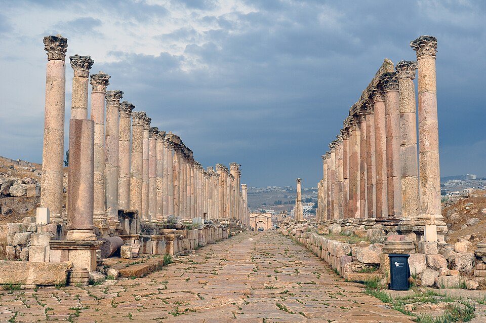 CharmOfCulture's tweet photo. The Pompeii of the Middle East 🇯🇴

Jerash in Jordan is home to one of the best preserved Greco-Roman cities.

The city was founded around 6000 BC and flourished during the Greek, Hellenistic, Roman, and Byzantine periods, when it was known as Gerasa. https://t.co/o8y3b4Lh2R