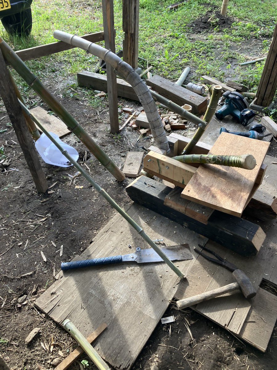 semakute_169's tweet photo. 七夕祭りの裏側

せっかく聞かなかったことにしていたのに、店長の工作は始まっていた…

中休みにも、閉店後にも、
定休日なんて丸2日

設計図なんて無いから、トライ&amp;エラーの繰り返し

畑仕事の合間に
ではなく、
畑仕事が合間… https://t.co/jgMI0DhZ9u
