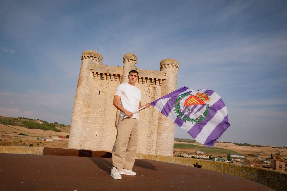 realvalladolid's tweet photo. ⚔️ Defendiendo su fortaleza desde el primer día. https://t.co/LMIdBhh4n6
