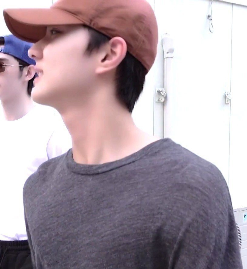 woncattos's tweet photo. DUDEEE YANG JUNGWON IN BROWN CAP 🧎‍♀️🧎‍♀️ https://t.co/am6OY867Ae