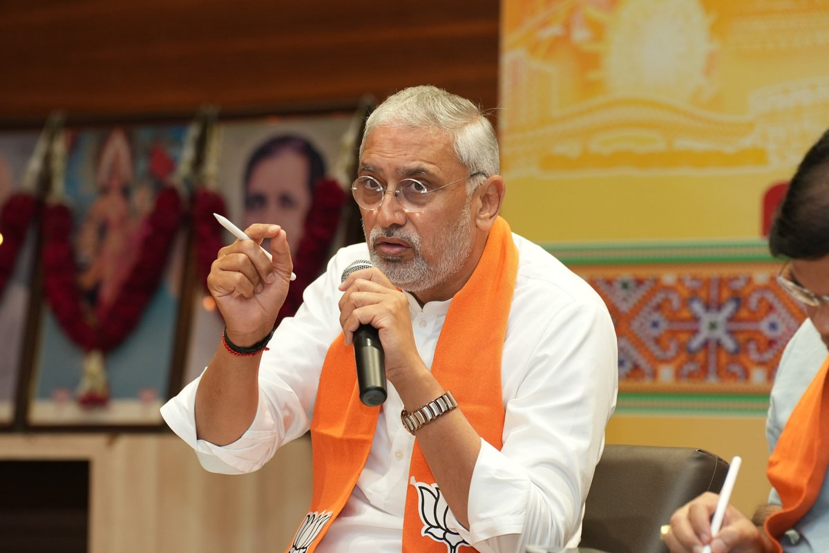 DrPrashantkorat's tweet photo. આજરોજ ગાંધીનગર પ્રદેશ ભાજપ કાર્યાલય 'શ્રી કમલમ્' ખાતે માનનીય પ્રદેશ અધ્યક્ષ શ્રી @iJagdishBJP જીની અધ્યક્ષતામાં અને પ્રદેશ સંગઠન મહામંત્રી શ્રી @ratnakar273 જીની પ્રેરક ઉપસ્થિતિમાં આયોજિત સંગઠનાત્મક બેઠકમાં ઉપસ્થિત રહી માર્ગદર્શન મેળવ્યું. https://t.co/gDSDjp9bFV