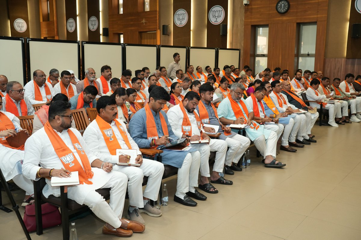 DrPrashantkorat's tweet photo. આજરોજ ગાંધીનગર પ્રદેશ ભાજપ કાર્યાલય 'શ્રી કમલમ્' ખાતે માનનીય પ્રદેશ અધ્યક્ષ શ્રી @iJagdishBJP જીની અધ્યક્ષતામાં અને પ્રદેશ સંગઠન મહામંત્રી શ્રી @ratnakar273 જીની પ્રેરક ઉપસ્થિતિમાં આયોજિત સંગઠનાત્મક બેઠકમાં ઉપસ્થિત રહી માર્ગદર્શન મેળવ્યું. https://t.co/gDSDjp9bFV