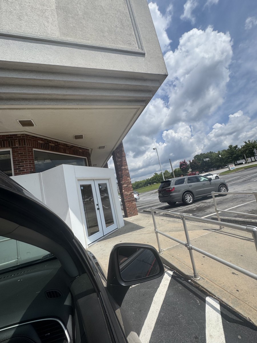 bigheadkidd's tweet photo. why cvs in stockbridge got house door😭 https://t.co/d1DYa7GRQC