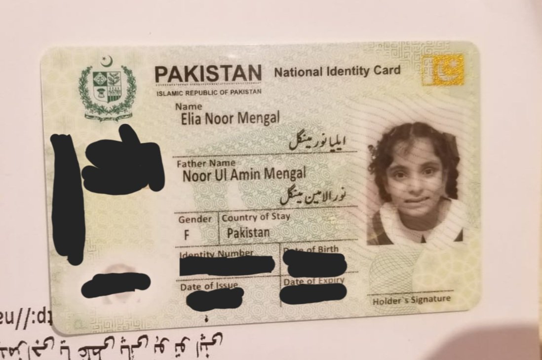 Ambreen_Sardar's tweet photo. پچھلے سال میری بیٹی ایلیا نور الامین مینگل کا نادرا سے سمارٹ کارڈ بنوانا تھا ۔ نادرا آفس گئے تو وہاں بیٹی کی تصویر بننی تھی ۔ نادرا آفیسر کو پتہ چلا کہ بچی آٹسٹک ہے تو کہتا ،،   سمارٹ کارڈ پہ لگنے والی تصویر میں بچے کا کیمرے میں دیکھنا ضروری ہے ۔ پتہ  نہیں بچی کیمرے کی طرف دیکھے گی یا نہیں ۔ 
مجھے بھی تھوڑی پریشانی ہوئی ۔ لیکن جیسے ہی ایلیا کو سیٹ پر بٹھایا تو کیمرے کو دیکھتے ہی ایلیا بالکل سیدھی ہوکے بیٹھ گئی اور کہتی ،،، say cheeeeeeezzz
مجھے ہنسی آگئی کہ  ہم ایویں ہی پریشان ہورہے تھے ۔ بعد میں معلوم پڑا کہ ایلیا کے اسکول میں بچوں کے فوٹو شوٹ ہوتے رہتے ہیں ، یہ سب وہاں سکھایا جاتا یے ۔ 
ہمیں بعض دفعہ لگتا ہے کہ آٹسٹک بچے اگر اپنے آپ میں مگن ہیں تو شاید ان کو آس پاس کی خبر نہیں ہوتی ۔ لیکن یہ بچے اپنے اس پاس کے ماحول اور لوگوں سب سیکھتے ہیں ۔