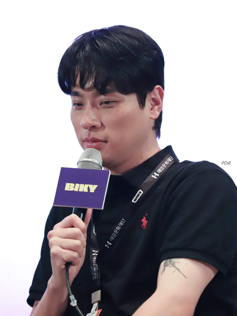 gaebongnal's tweet photo. HIM IN A SHORT SLEEVE AND THAT DAMN TATTOO OMG THANK YOU SUMMER ❤️‍🔥☀️ https://t.co/eeRUdepP4T