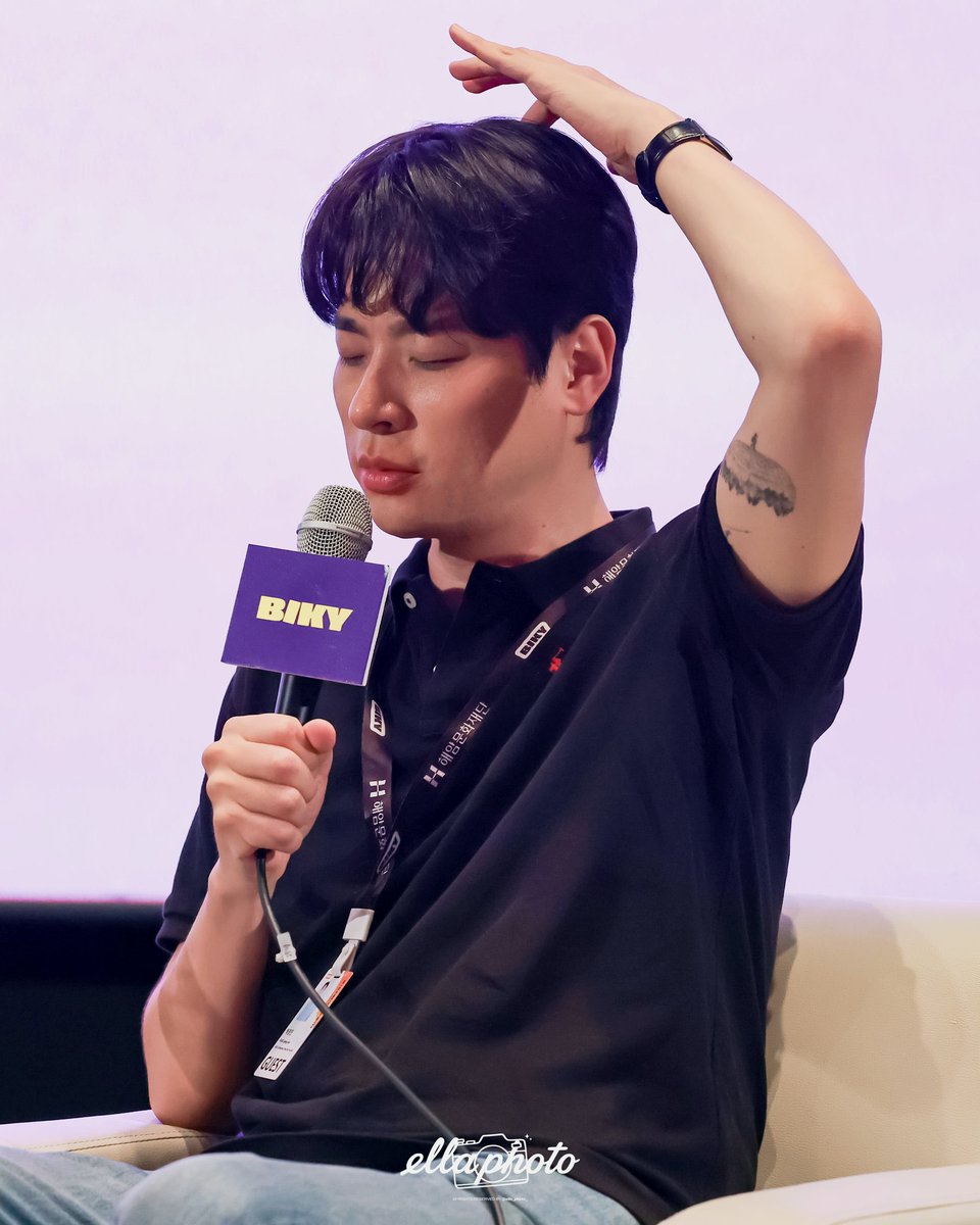 gaebongnal's tweet photo. HIM IN A SHORT SLEEVE AND THAT DAMN TATTOO OMG THANK YOU SUMMER ❤️‍🔥☀️ https://t.co/eeRUdepP4T