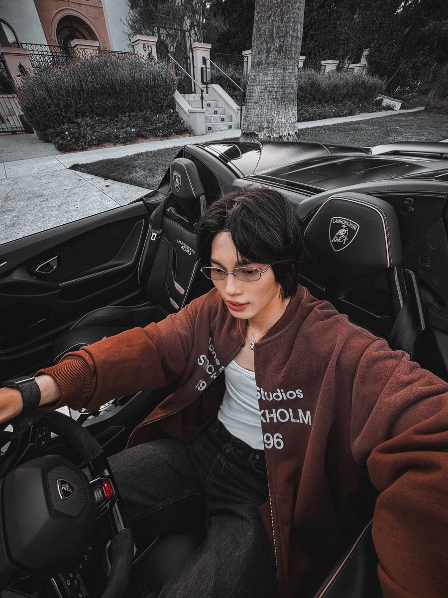Noonalamour's tweet photo. ใส่แว่น Gentle Monster เสื้อ Acne Studios ขับรถ Lamborghini Huracán EVO Spyder 

ไฮโซมากกกกก วันว่าง ๆ ของคุณหนูน้องวินที่ LA 

//คุณแม่แอบสะใจค่ะ

#Winmetawin https://t.co/BVFvrN0Fg4
