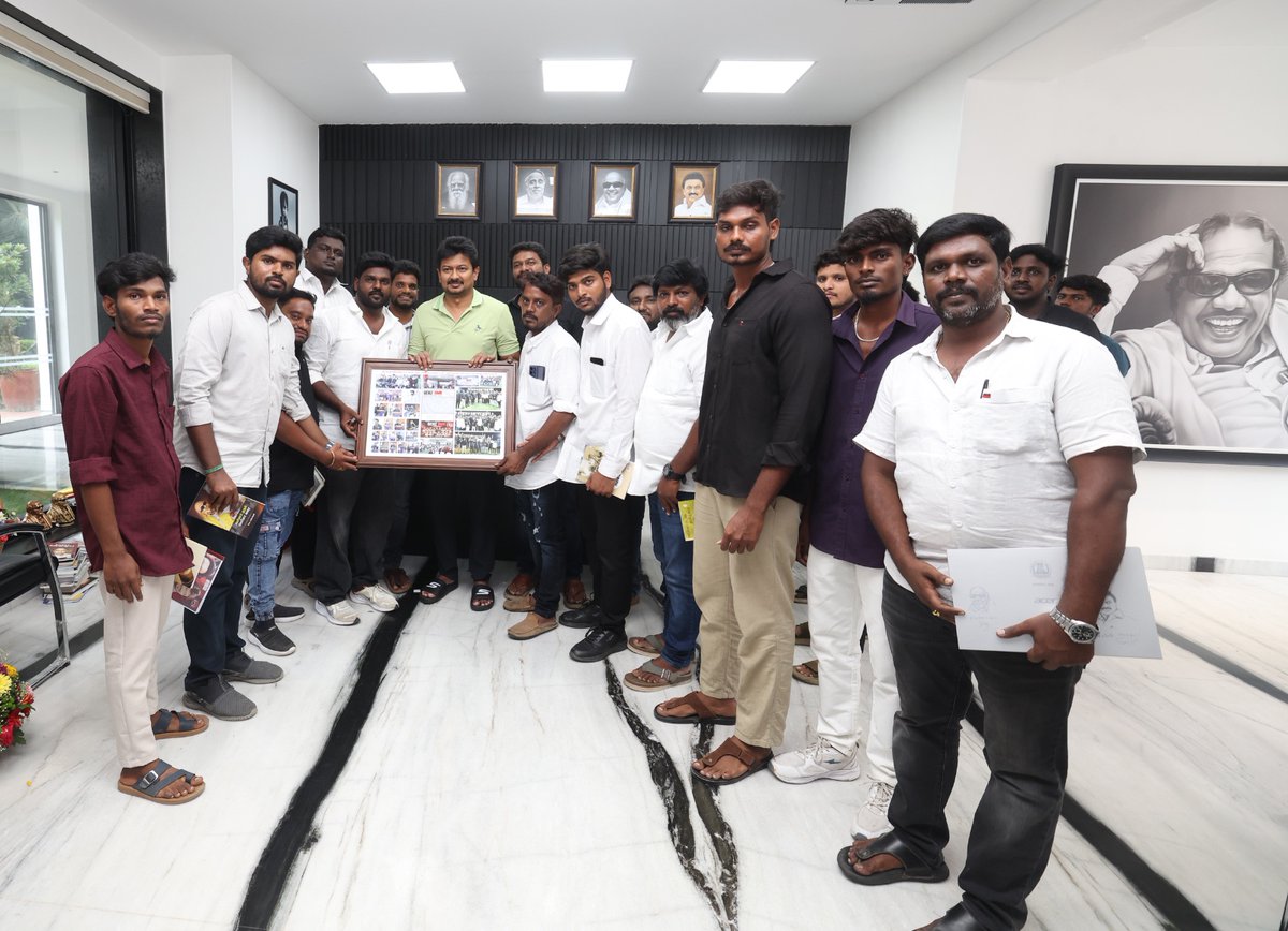 dmk_youthwing's tweet photo. திருவண்ணாமலை மாவட்டம், வந்தவாசியில்  #GenZ_DMK சந்திப்பை சிறப்பாக ஏற்பாடு செய்த இளைஞர்கள், மாண்புமிகு எதிர்க்கட்சித் தலைவர் - கழக இளைஞர் அணிச் செயலாளர் @Udhaystalin அவர்களை சந்தித்து வாழ்த்துப் பெற்றனர்.

#DMK4TN https://t.co/y0GQyTprY4
