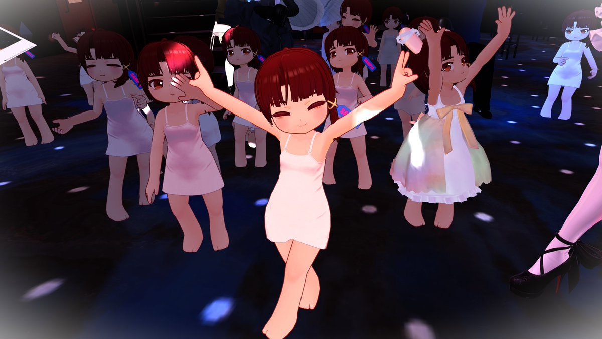yarrepann's tweet photo. #CLX_lain #CLX_lain_VR #CYBERIA_VRC 
きょうのサイベリア、レインちゃん集会になっていた、ビートの効いたサウンドで踊りまくる、小さい体だけど、レインちゃん以外と踊りやすい💃 https://t.co/LtnykpH2HT