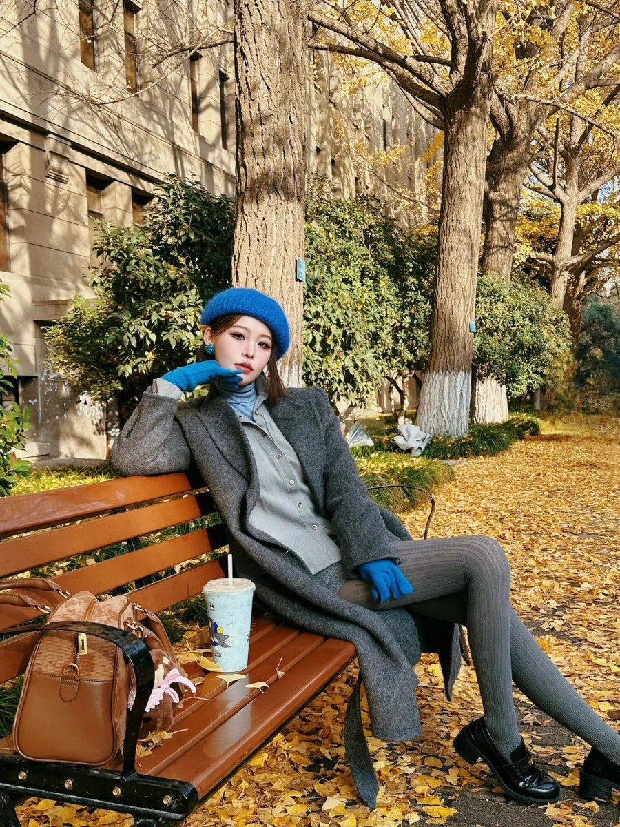 SaraJohnsoypzm's tweet photo. “Chilly autumn breeze and golden fallen leaves make today perfect for a hot latte by the window ”， https://t.co/WbuMaDz6P0
