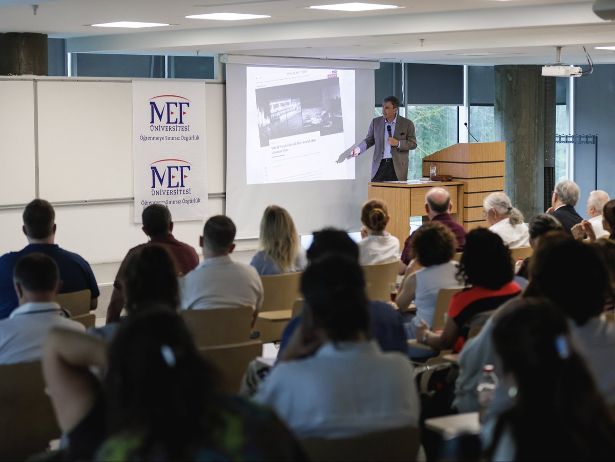MEFuniversitesi's tweet photo. Geleneksel eğitim yerine “Flipped Learning” ve “Akran Öğrenimi” modelleriyle dünya çapında tanınan Mazur, yapay zekanın yükselişinden teknolojik değişime kadar yaşanan kırılmaların eğitimi nasıl dönüştürdüğünü anlattı ve pedagojide artık içerikten çok "becerilere odaklanılması" gerektiğinin altını çizdi. 

Prof. Mazur, 11 Temmuz, Cumartesi gerçekleşecek 2025-2026 Akademik Yılı Mezuniyet Törenimizde mezuniyet konuşmacımız olarak bizlerle olacak.