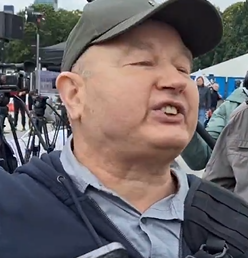 HolinkaPis's tweet photo. Poszukiwany królik spod Pomnika Smoleńskiego. https://t.co/rdF5BaO8ij
