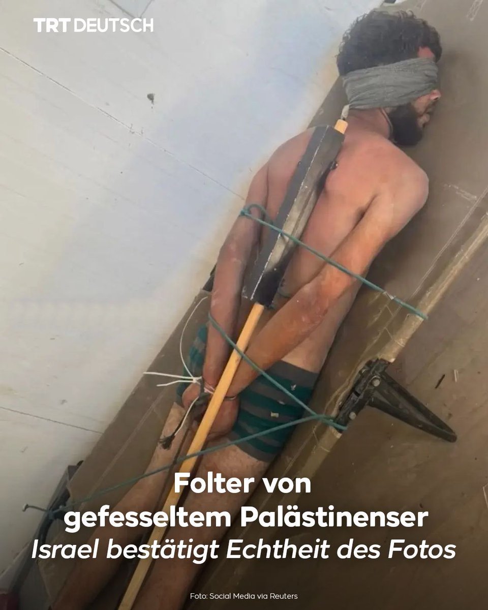 TRTDeutsch's tweet photo. Israel hat nach Foltervorwürfen die Echtheit eines in den sozialen Medien verbreiteten Fotos bestätigt, das die schwere Misshandlung eines palästinensischen Gefangenen durch israelische Soldaten zeigt.

Ein Sprecher des israelischen Militärs (IDF) erklärte gegenüber dem „Guardian“, der Vorfall werde untersucht. Die Beteiligten würden „entsprechend den Ergebnissen“ der Ermittlungen zur Verantwortung gezogen, zitierte ihn das britische Blatt am Mittwoch. Angaben zur Identität des abgebildeten gefesselten Mannes oder zum Ort seiner Inhaftierung habe der IDF-Sprecher nicht gemacht.

Das Foto war ursprünglich von einem User auf Instagram veröffentlicht worden und trug die hebräische Aufschrift „Guten Morgen“. Das private Nutzerkonto ist inzwischen offenbar gelöscht worden. Das Bild ging im Netz viral, nachdem es vom palästinensischen Schriftsteller und Aktivisten Tamer geteilt worden war.

Das Foto, das einen Mann auf dem Boden liegend in Unterwäsche, mit verbundenen Augen und an einen Eisenstab gefesselt zeigt, sorgte weltweit für scharfe Kritik.

„Sowohl die Misshandlung von Häftlingen als auch die öffentliche Verbreitung erniedrigender oder entwürdigender Bilder von ihnen können Kriegsverbrechen darstellen“, sagte Oneg Ben Dror von der NGO Physicians for Human Rights Israel (PHRI).

Menschenrechtsorganisationen zufolge steht das Foto im Einklang mit Aussagen ehemaliger palästinensischer Gefangener, die von systematischer Folter in israelischen Gefängnissen berichteten.