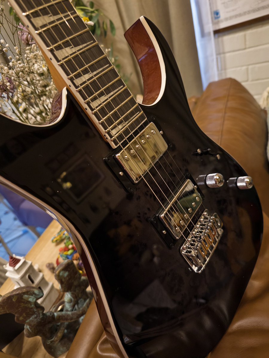makisatelier's tweet photo. You can get crazy quality materials on more budget guitars nowadays, to think we'd see roasted maple in the gio line, I'm impressed.

Just an afternoon of work, care and polish and it'll feel incredible. https://t.co/wM8kz4SGSs