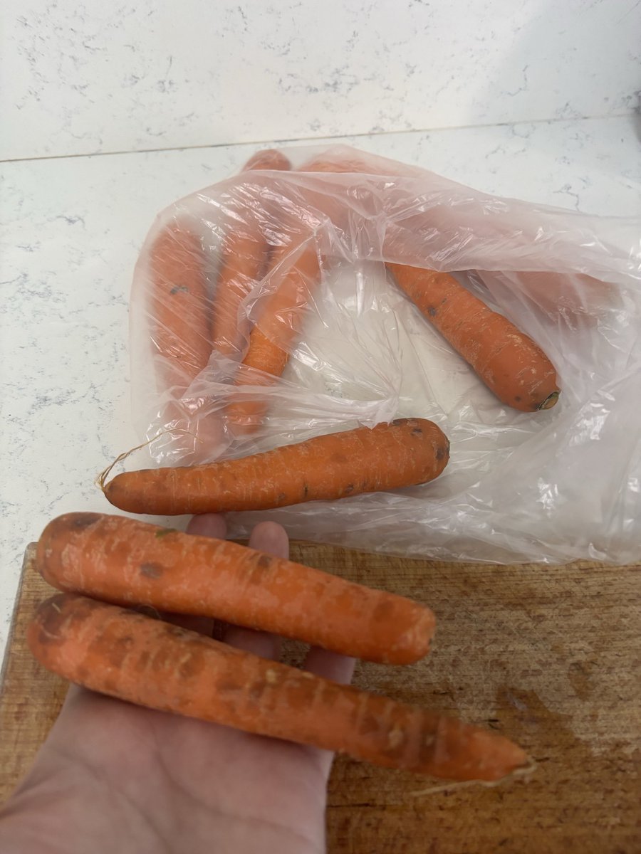 eliata87's tweet photo. @Migros_Turkiye az önce hemenden sipariş verdiğim havuç yenecek hiç bir tarafı yok görüntü hariç yumuşak da ve bunu koyan kişi kendi yer mi bu havucu acaba bu da son siparişim olsun daha iki elim kanda da olsa gider başka marketten alırım https://t.co/rcYA5KqKyZ