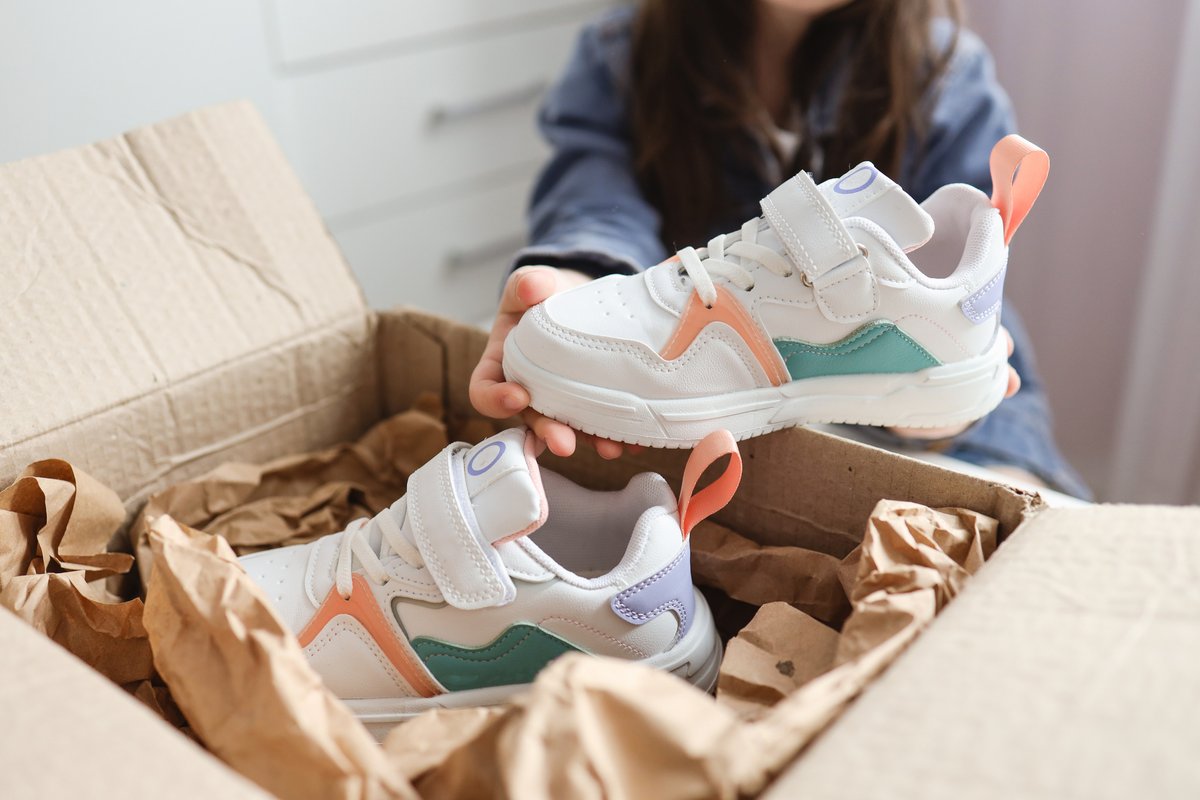 BrowardCounty's tweet photo. Happening this weekend ❗Back-to-School Shoe Giveaway hosted by @4AlexandraDavis in partnership with the Children’s Services Council of Broward County and the City of Pembroke Pines. There will be 1,700 pairs of new shoes given to children in need. 👟Each child may receive one pair of shoes and children must be present to receive them, while supplies last.  A free food giveaway will also be available for the first 250 families. Event goers will also have the opportunity to connect with Broward County Schools regarding uniform assistance. https://t.co/90HLQp30YS